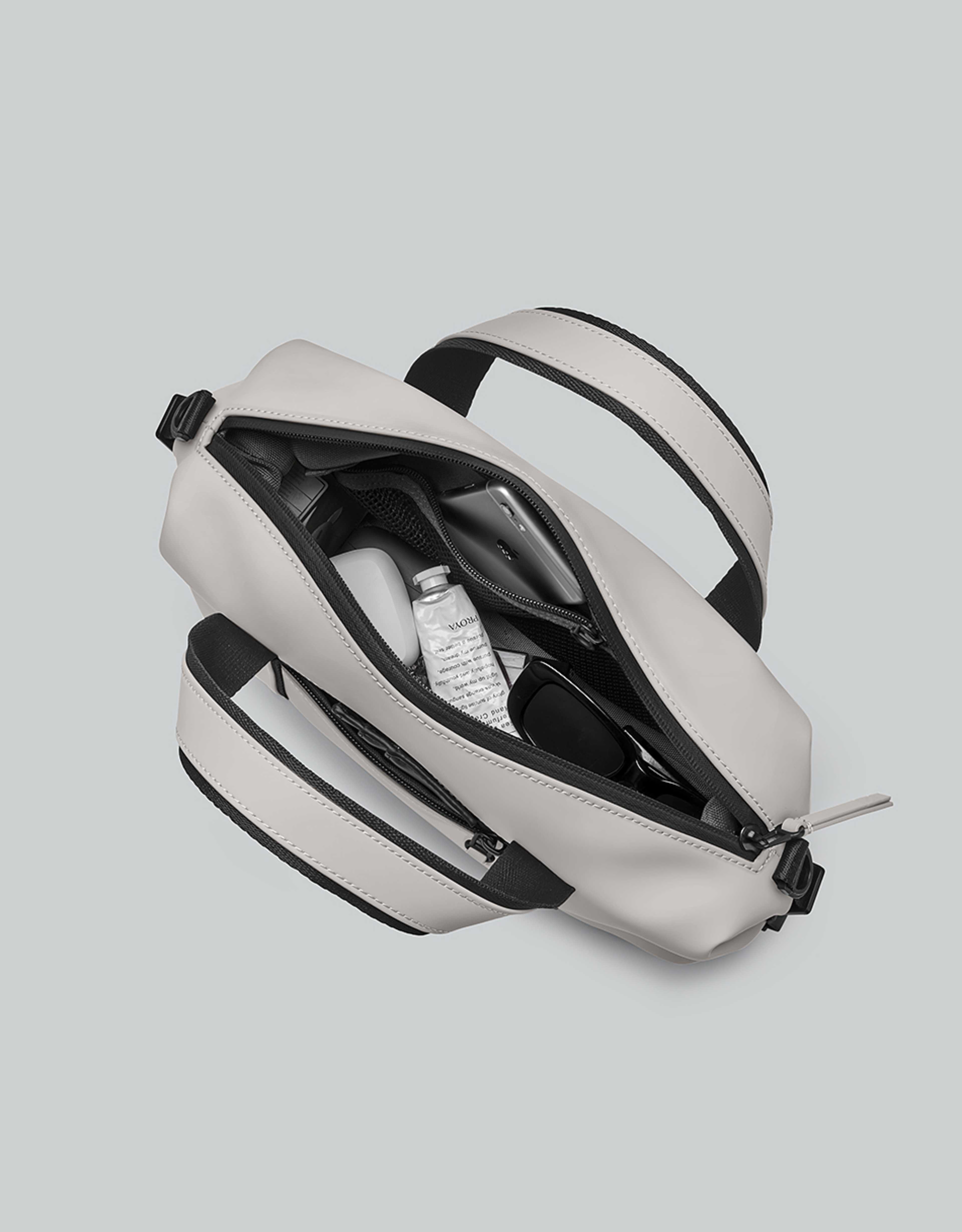 Spläsh Weekender Mini, från Gaston Luga, i färgen taupe. Klicka för att öppna bilden i stort format