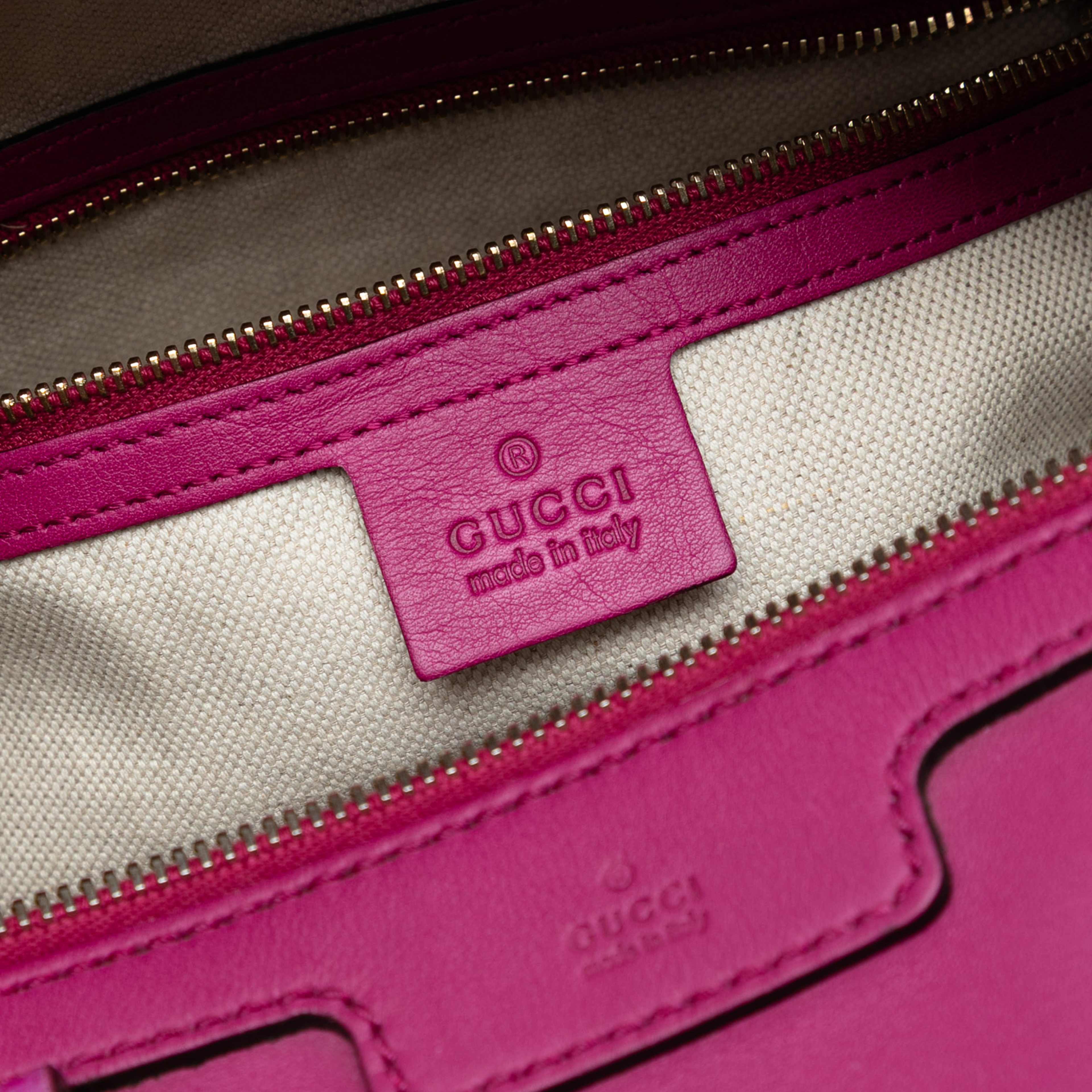 Gucci Small Microguccissima Trimmed Leather Joy Boston Bag, från Luxclusif, i färgen hot pink. Klicka för att öppna bilden i stort format