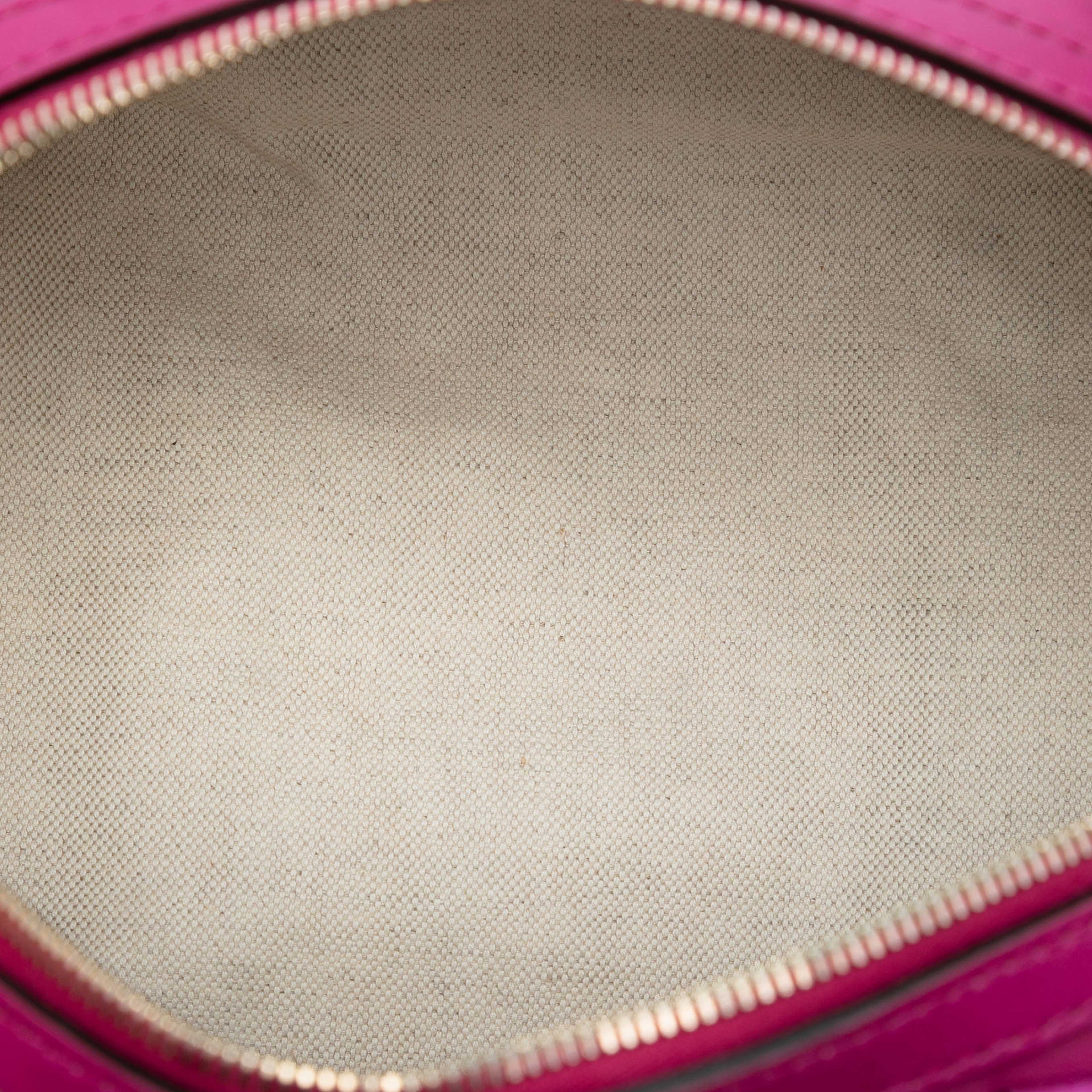 Gucci Small Microguccissima Trimmed Leather Joy Boston Bag, från Luxclusif, i färgen hot pink. Klicka för att öppna bilden i stort format