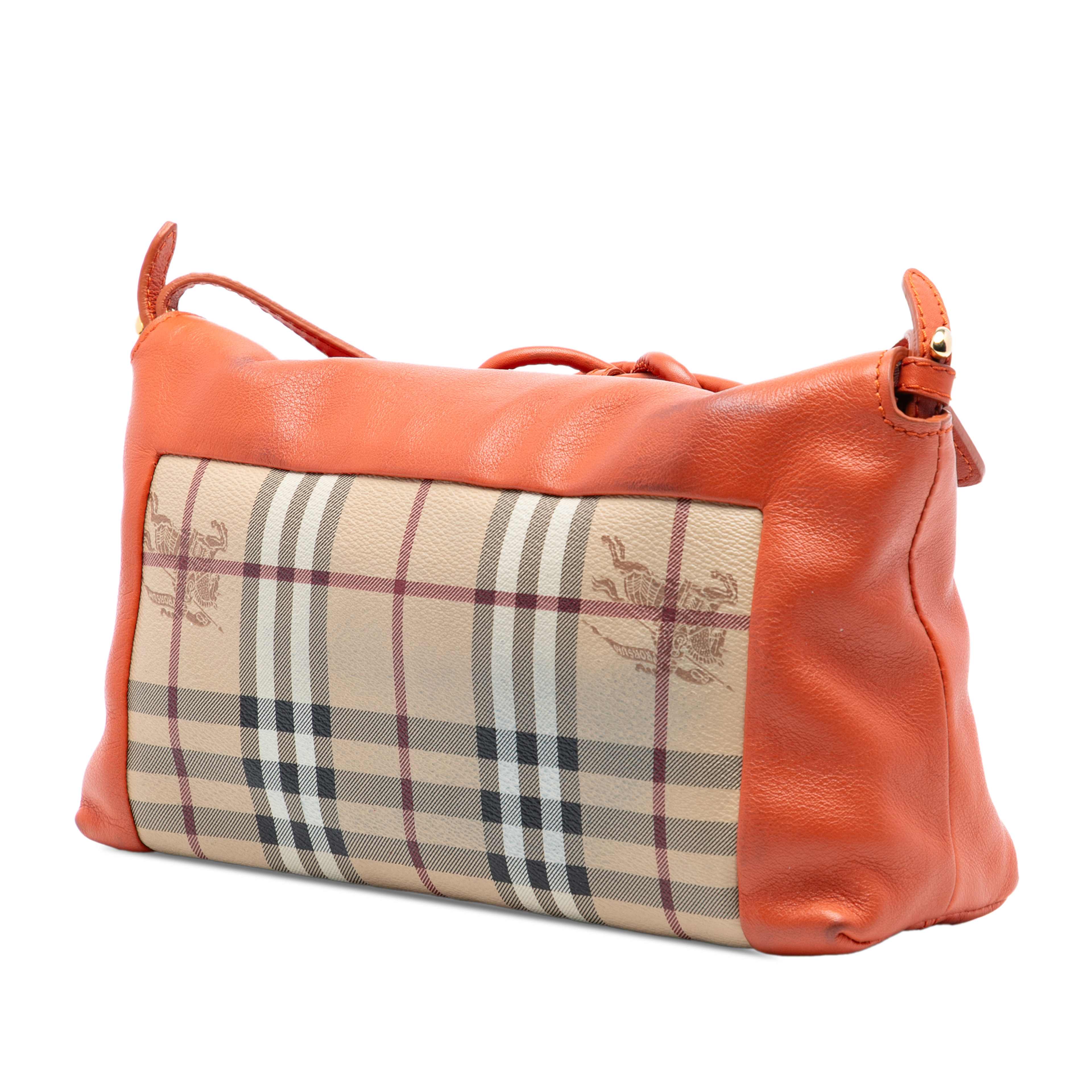 Burberry Haymarket Check Coated Canvas Leah Crossbody, från Luxclusif, i färgen beige. Klicka för att öppna bilden i stort format