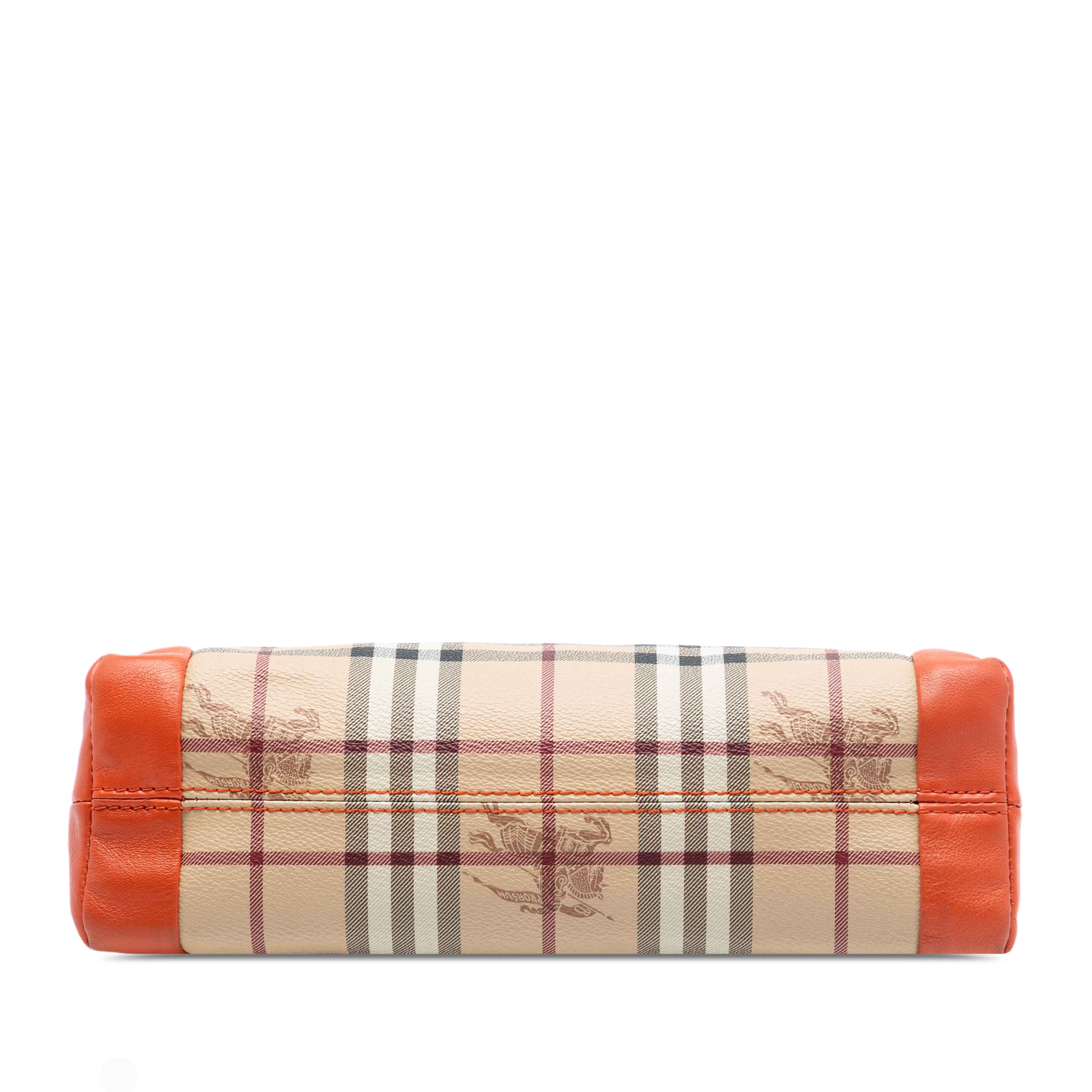 Burberry Haymarket Check Coated Canvas Leah Crossbody, från Luxclusif, i färgen beige. Klicka för att öppna bilden i stort format