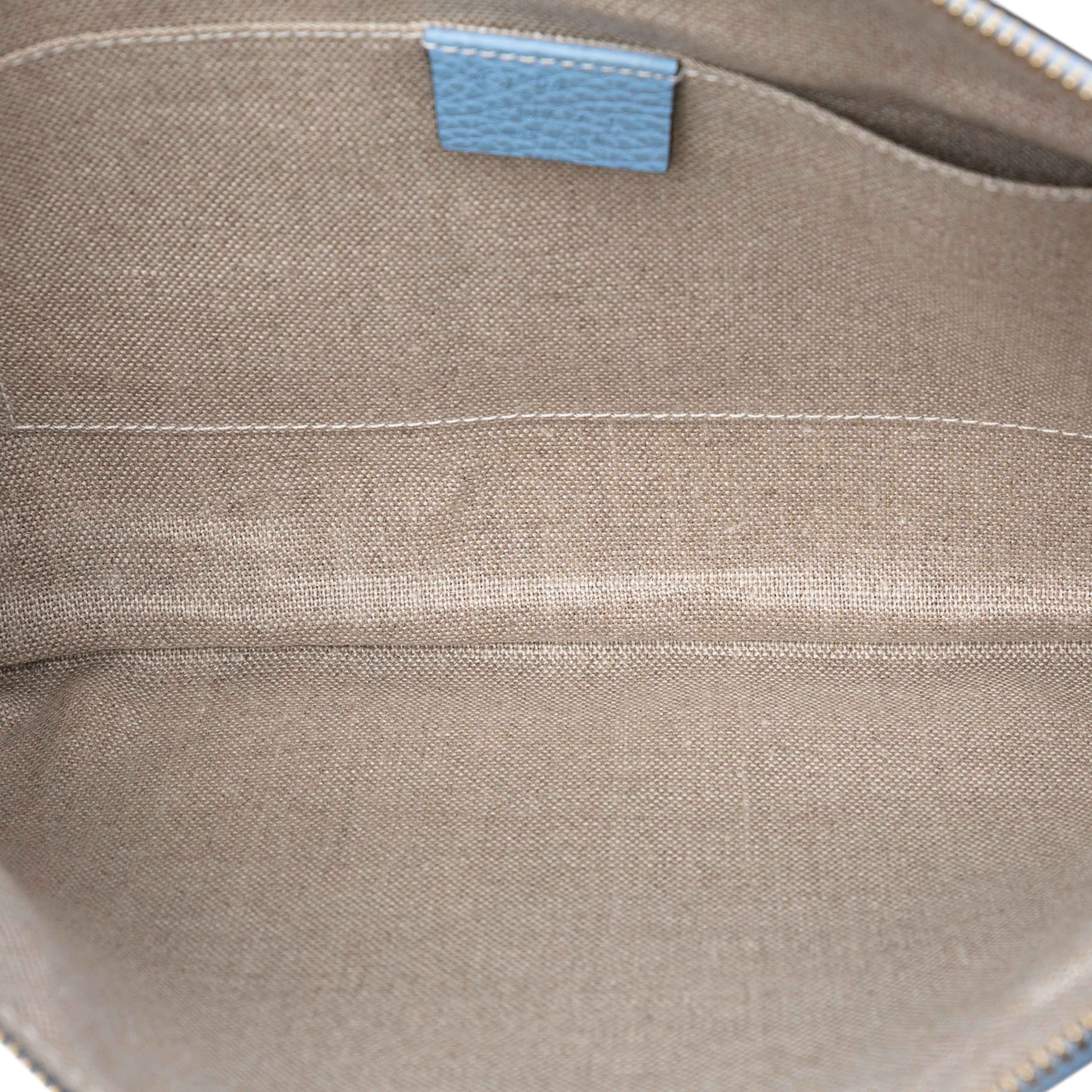 Gucci Calfskin Bamboo Tassel Clutch, från Luxclusif, i färgen light blue. Klicka för att öppna bilden i stort format