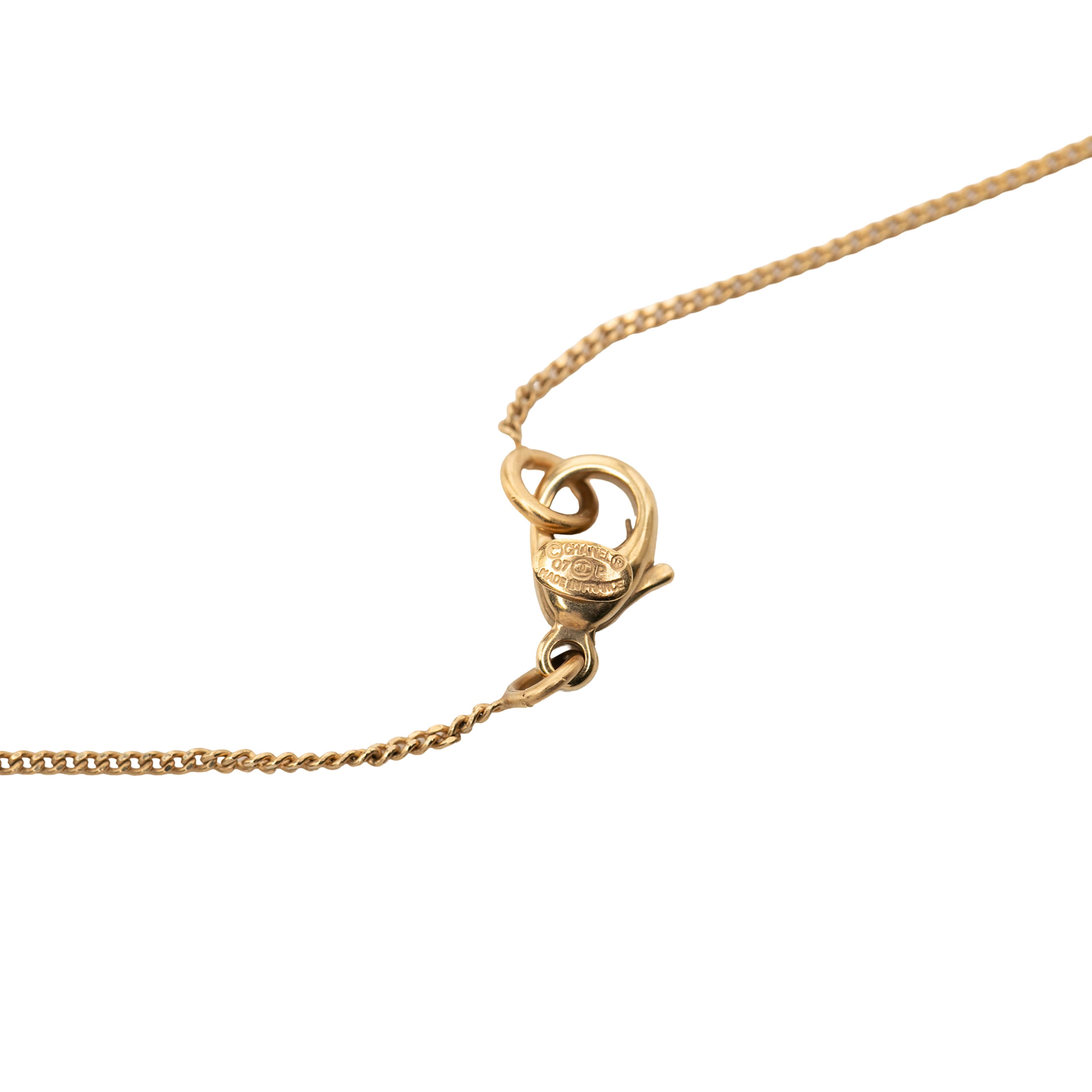 Chanel Cc Gold Plated Enamel Lady Bug Pendant Necklace, från Luxclusif, i färgen gold. Klicka för att öppna bilden i stort format