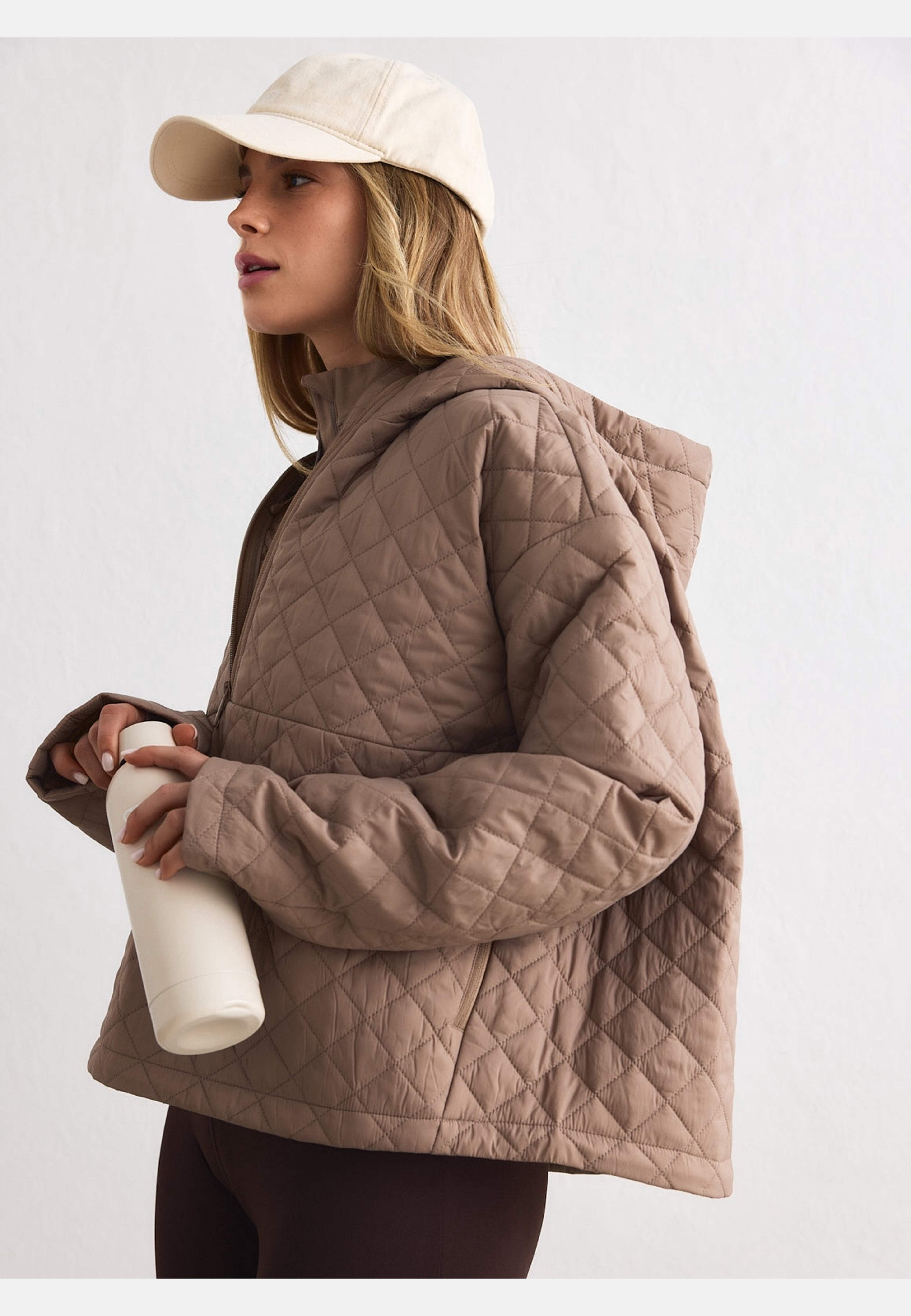 Cropped Quilted Anorak, från aim'n, i färgen espresso. Klicka för att öppna bilden i stort format