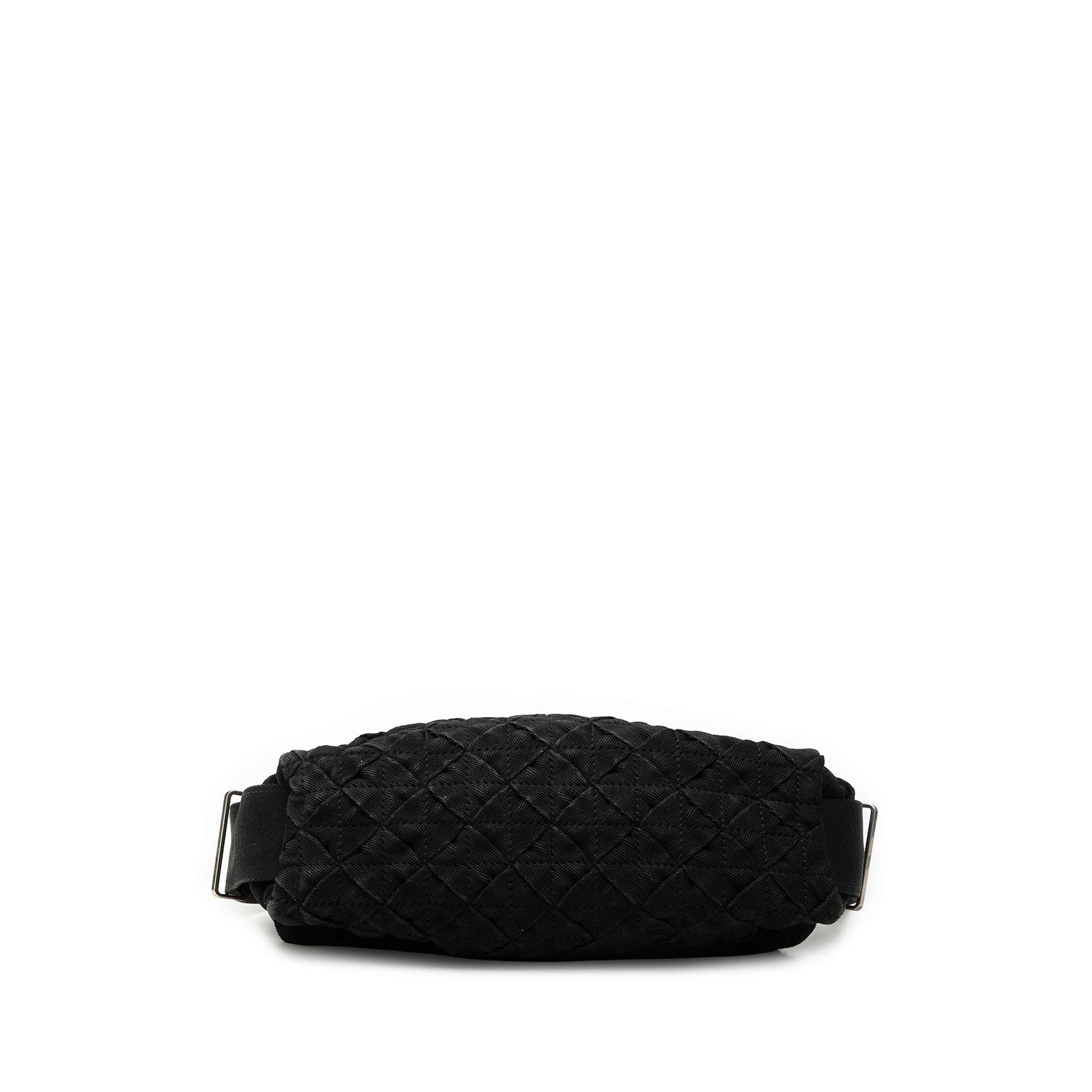 Bottega Veneta Canvas Intrecciato Webbing Belt Bag, från Luxclusif, i färgen black. Klicka för att öppna bilden i stort format