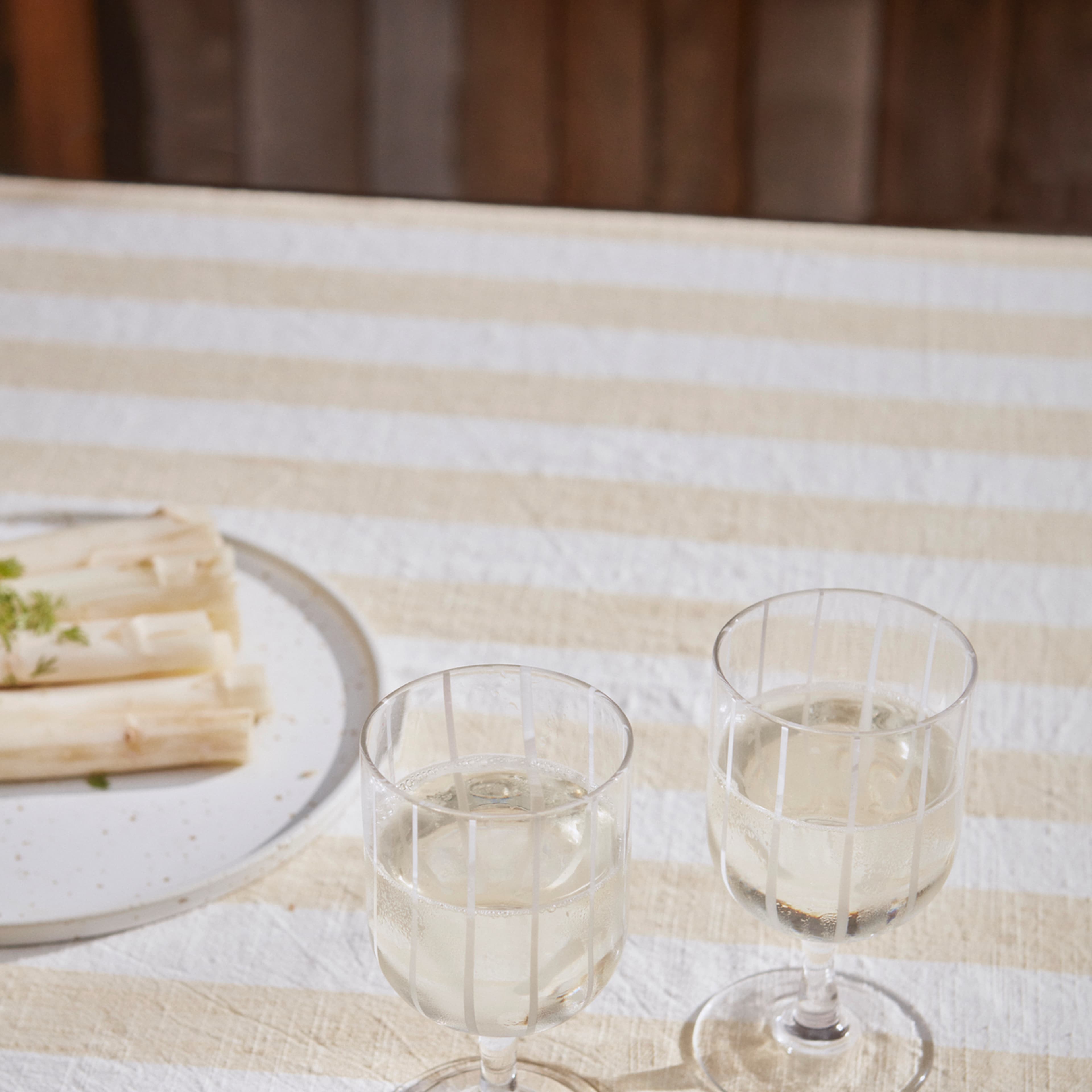 Striped Tablecloth - 200x140 Cm, från OYOY Living, i färgen vanilla. Klicka för att öppna bilden i stort format