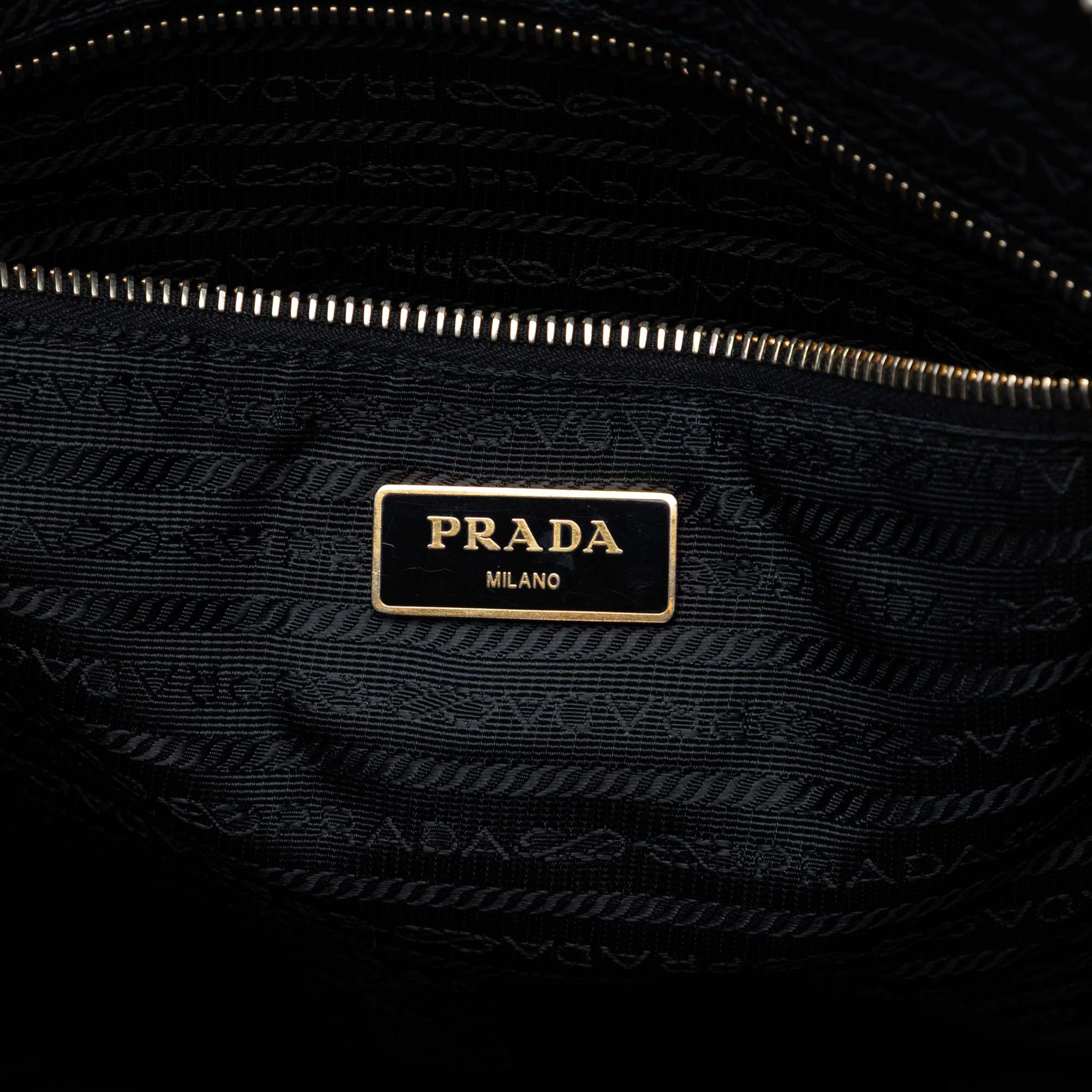 Prada Tessuto Satchel, från Luxclusif, i färgen black. Klicka för att öppna bilden i stort format