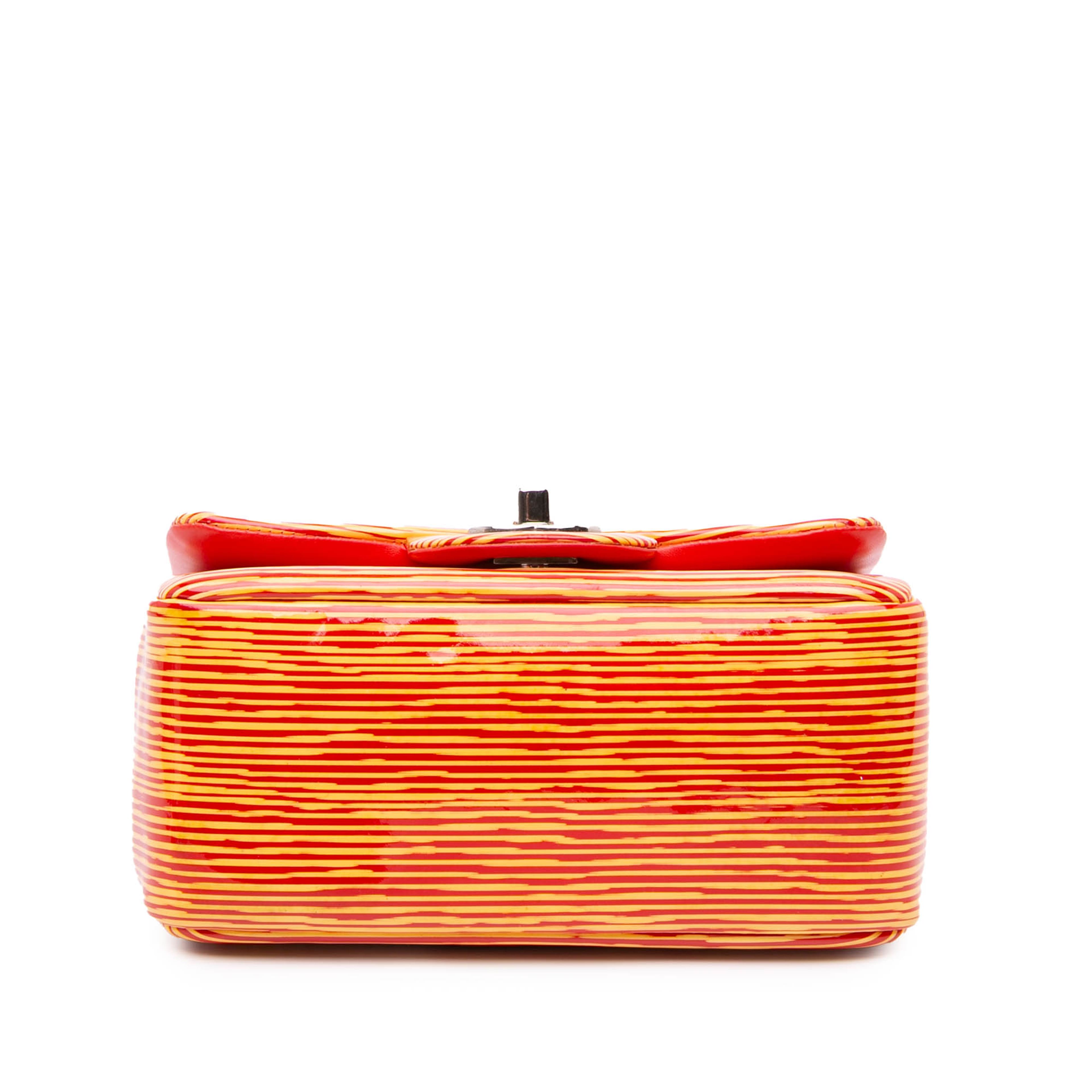 Chanel Mini Square Classic Patent Striped Single Flap, från Luxclusif, i färgen orange. Klicka för att öppna bilden i stort format