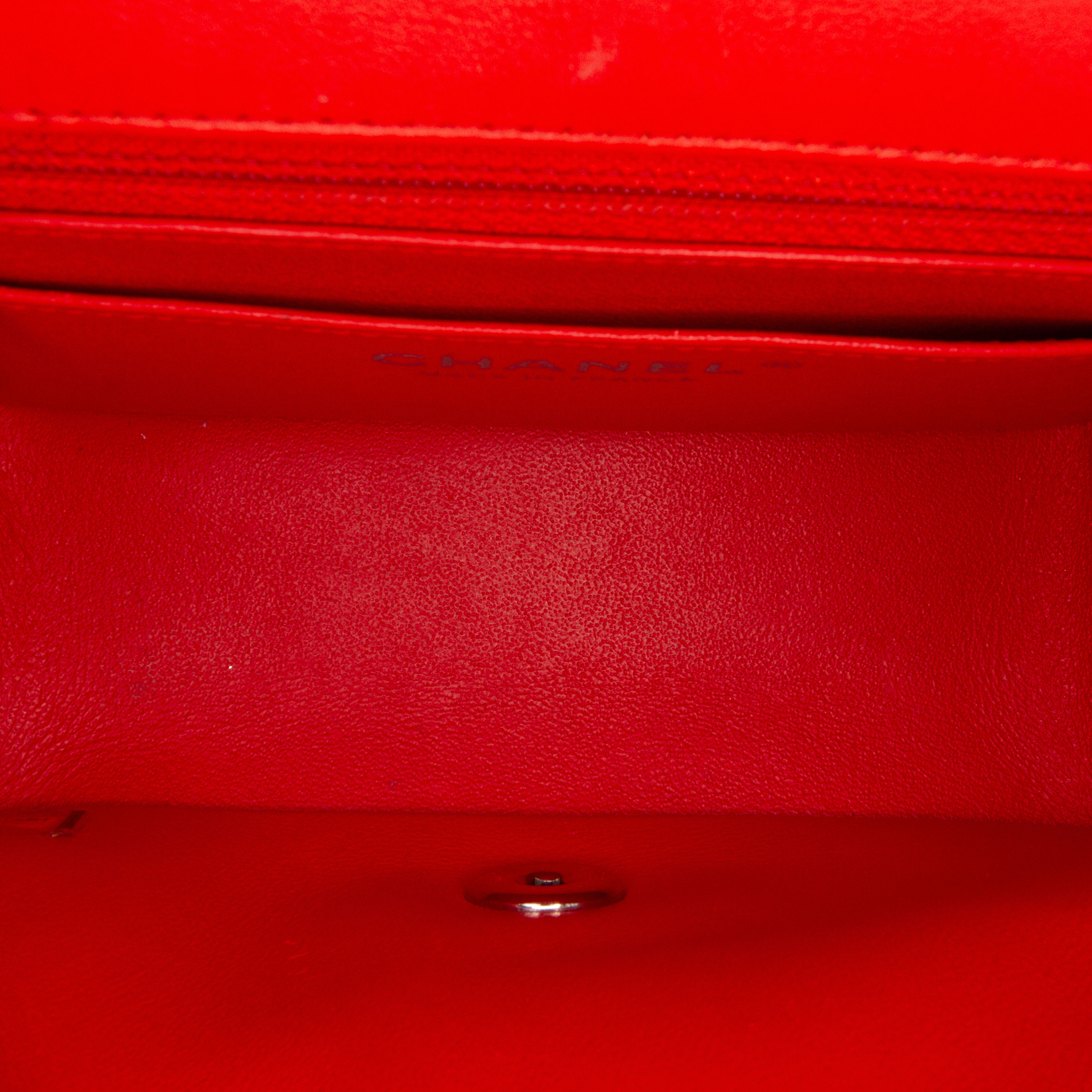 Chanel Mini Square Classic Patent Striped Single Flap, från Luxclusif, i färgen orange. Klicka för att öppna bilden i stort format