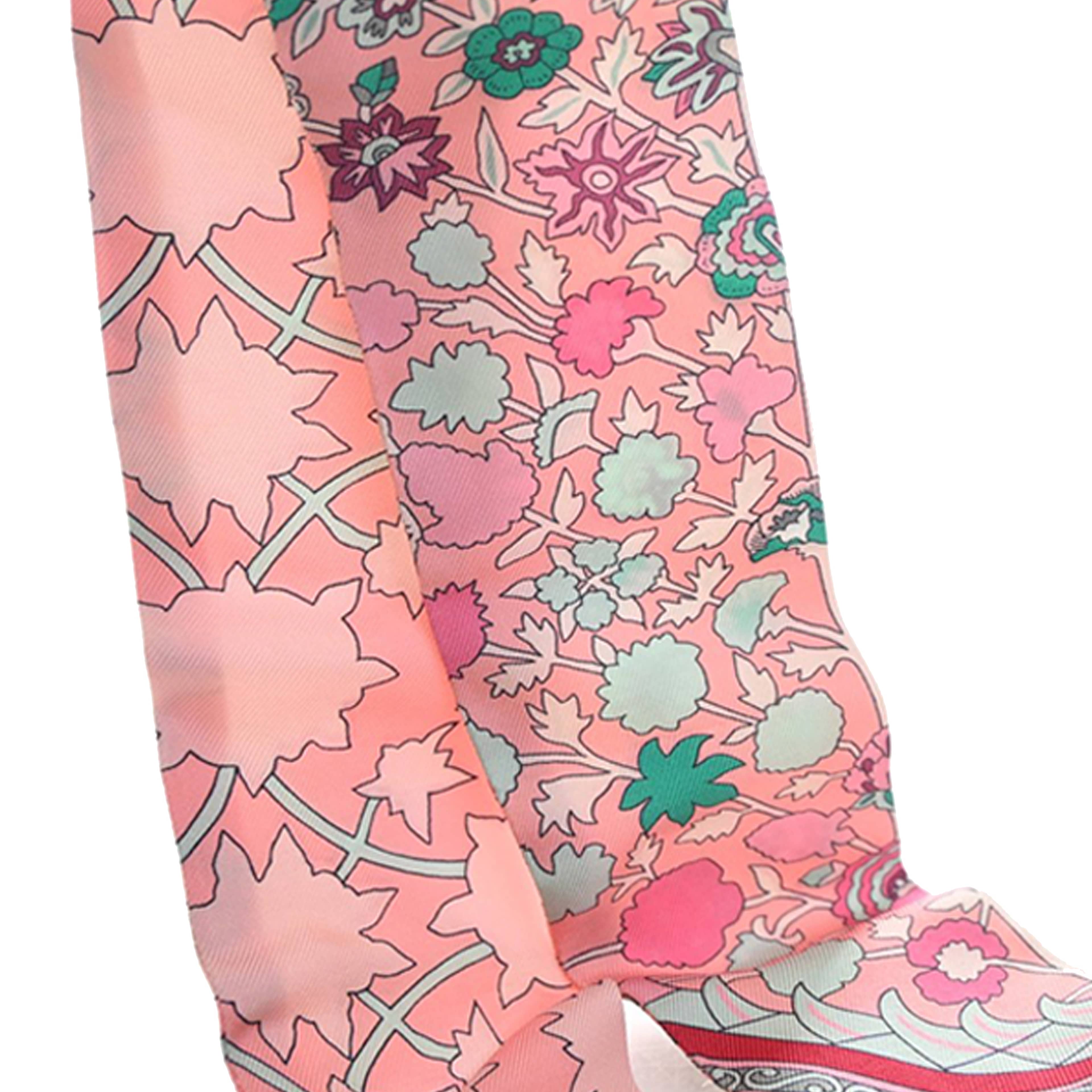Hermès Tapis Persans Silk Twilly Scarf, från Luxclusif, i färgen pink. Klicka för att öppna bilden i stort format