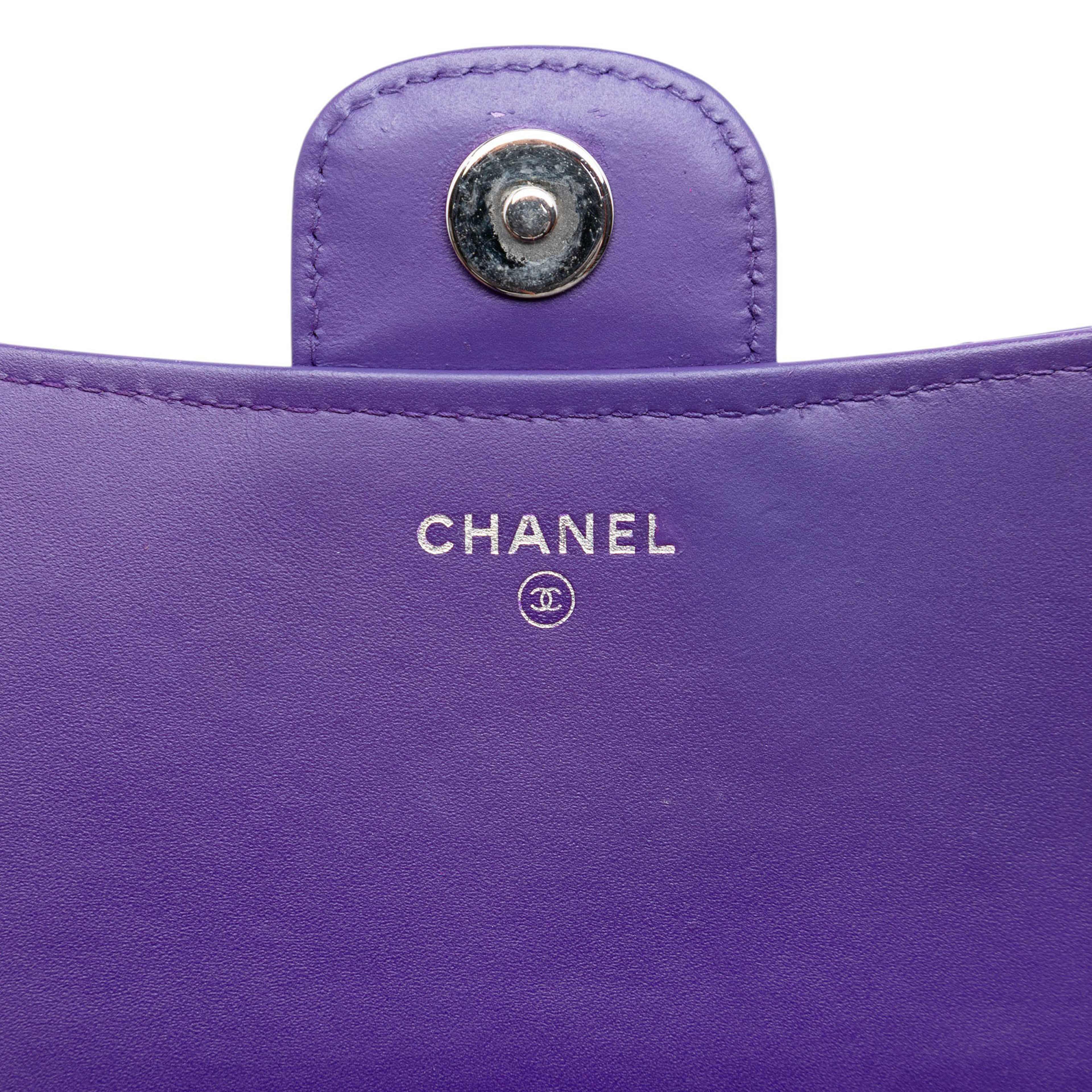 Chanel Cc Quilted Patent Wallet On Chain, från Luxclusif, i färgen purple. Klicka för att öppna bilden i stort format