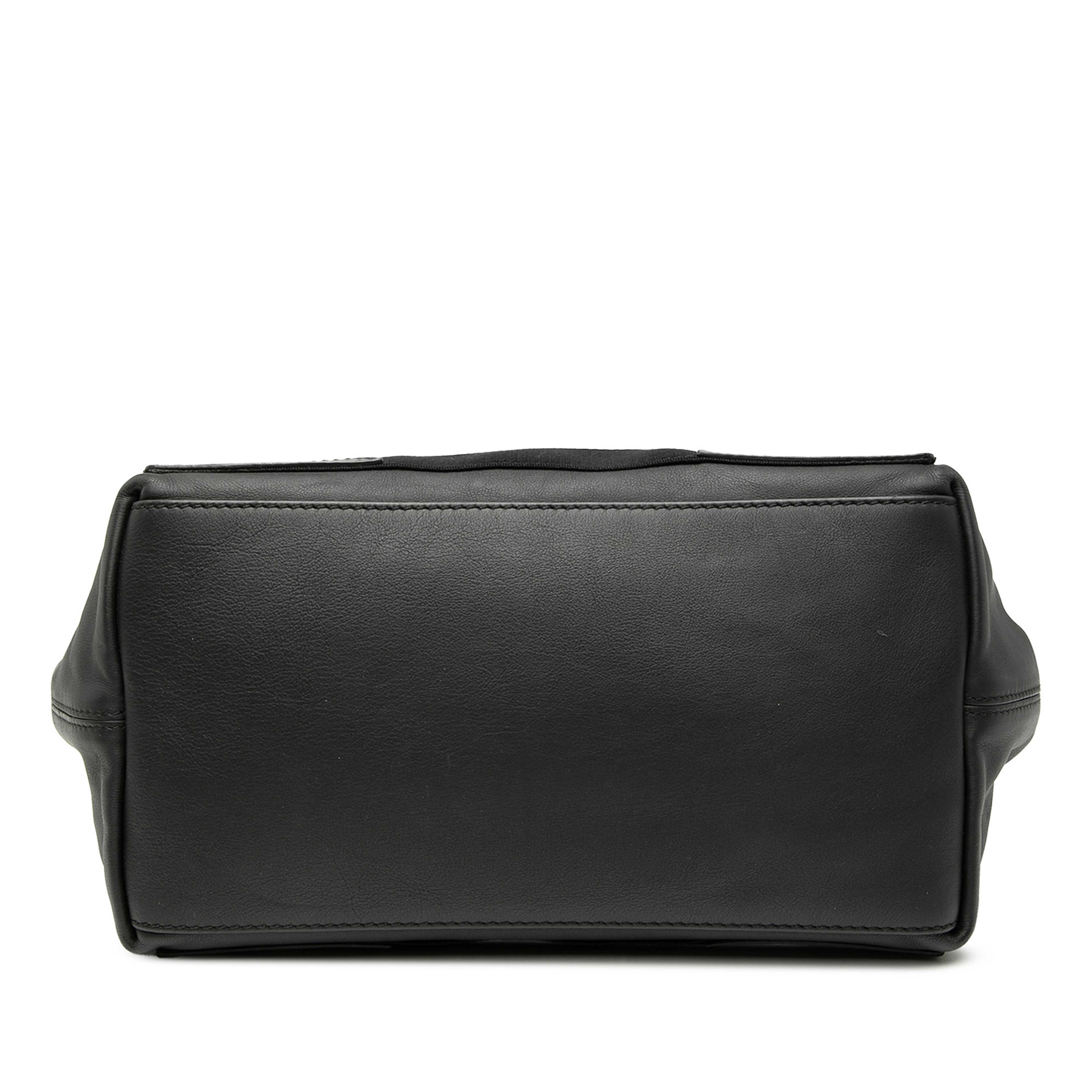 Balenciaga Calfskin Perforated Navy Cabas Tote S, från Luxclusif, i färgen black. Klicka för att öppna bilden i stort format