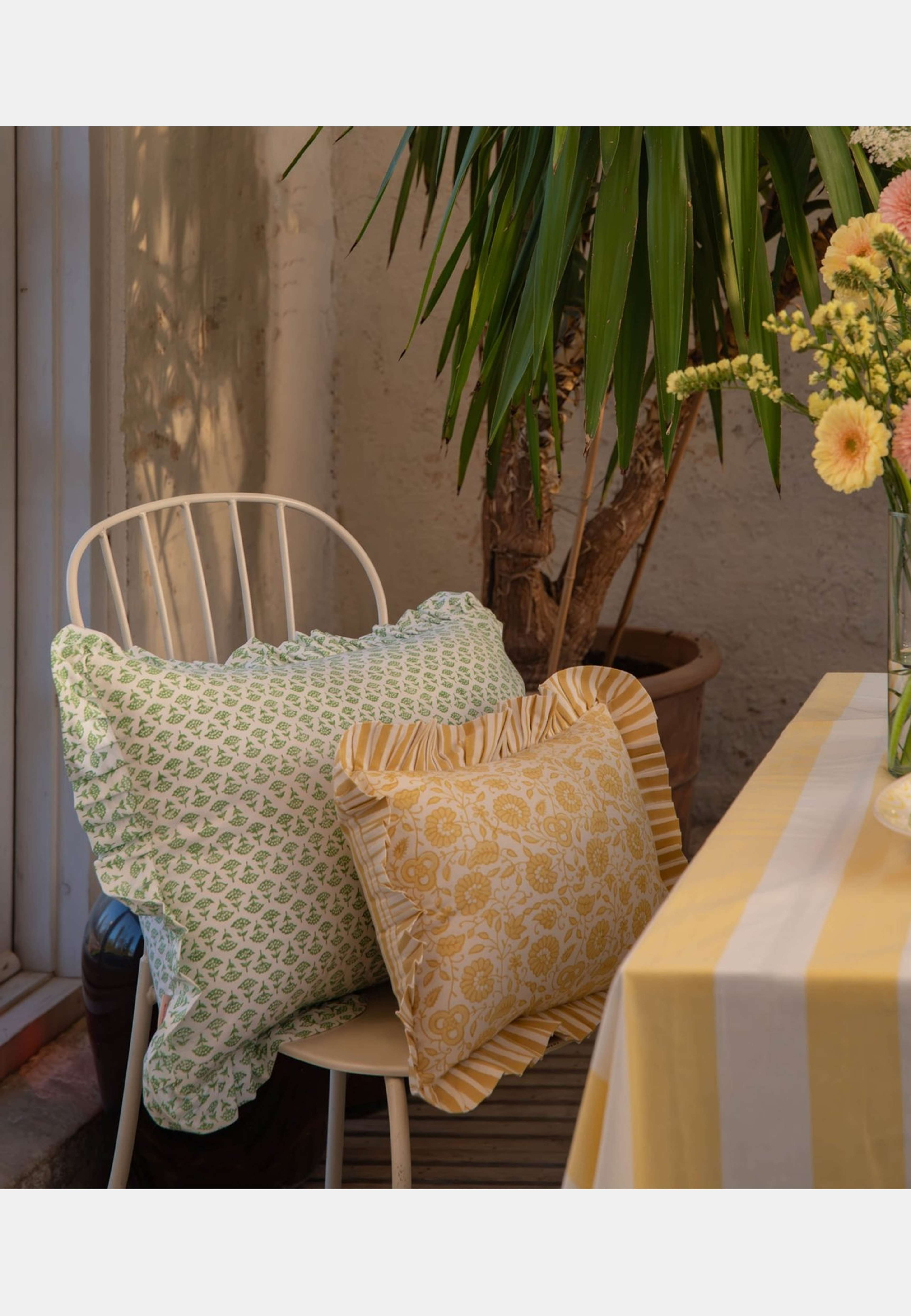 Damson Kuddfodral - 30x40 Cm, från Pick A Poppy, i färgen light yellow. Klicka för att öppna bilden i stort format