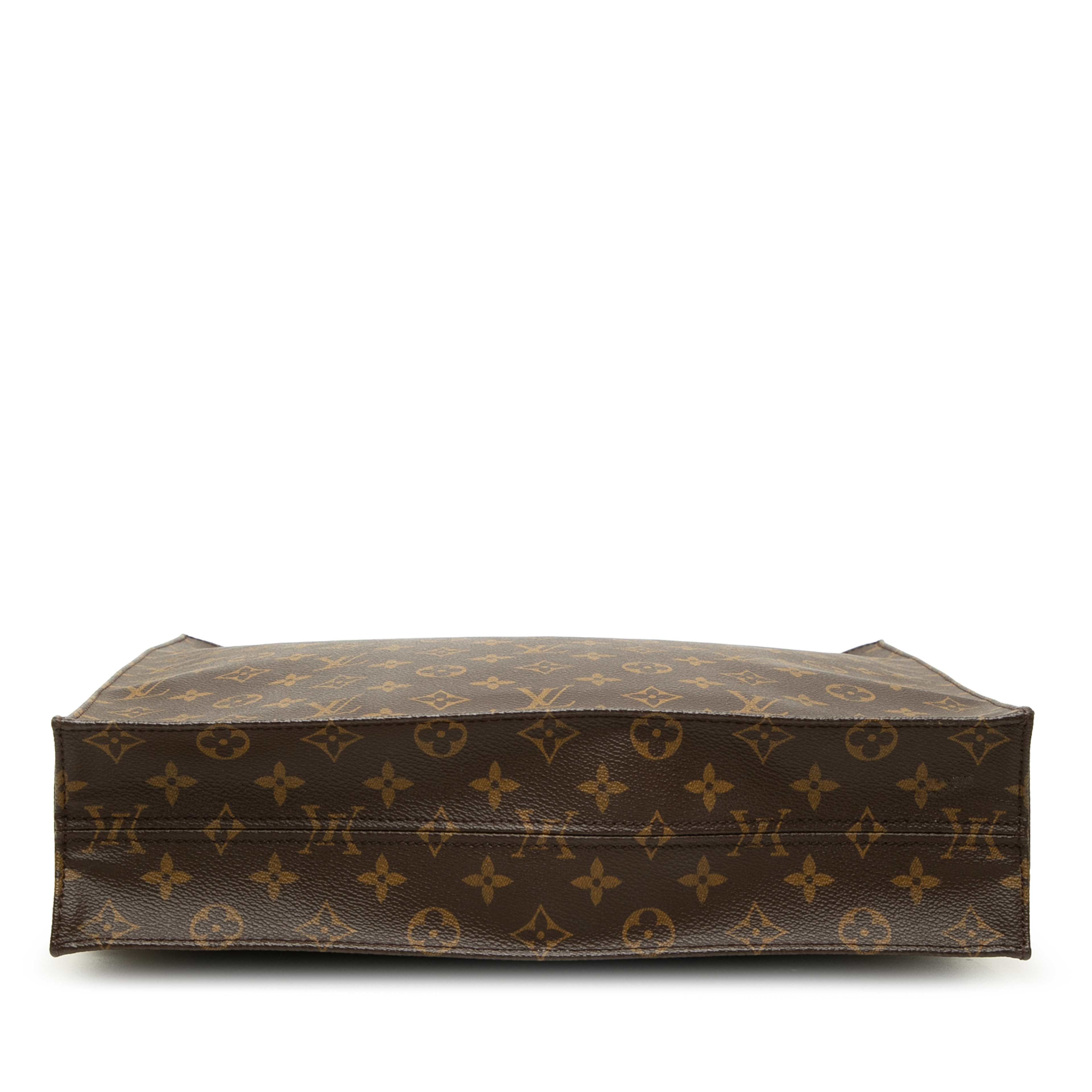 Louis Vuitton Monogram Sac Plat, från Luxclusif, i färgen brun. Klicka för att öppna bilden i stort format