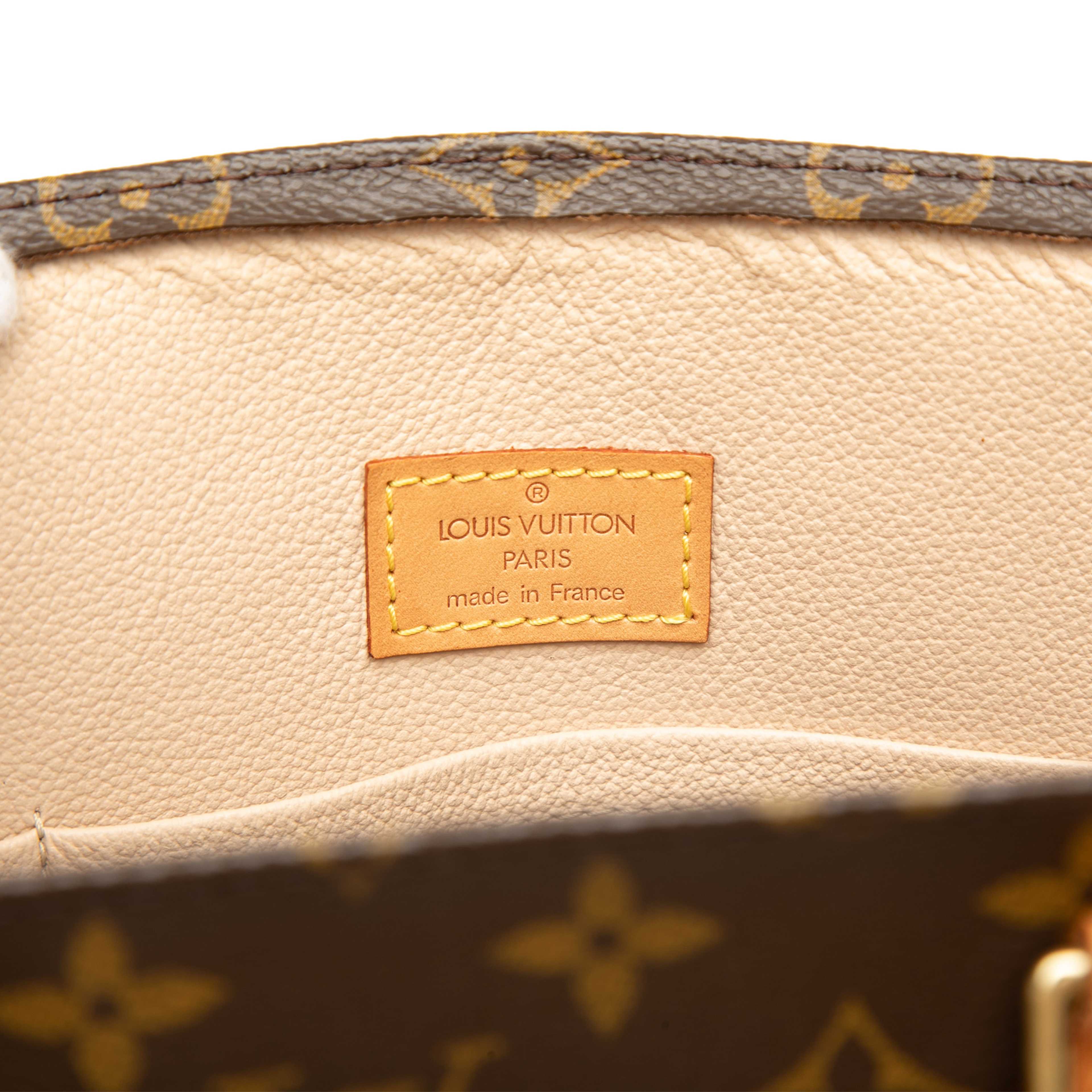 Louis Vuitton Monogram Sac Plat, från Luxclusif, i färgen brun. Klicka för att öppna bilden i stort format