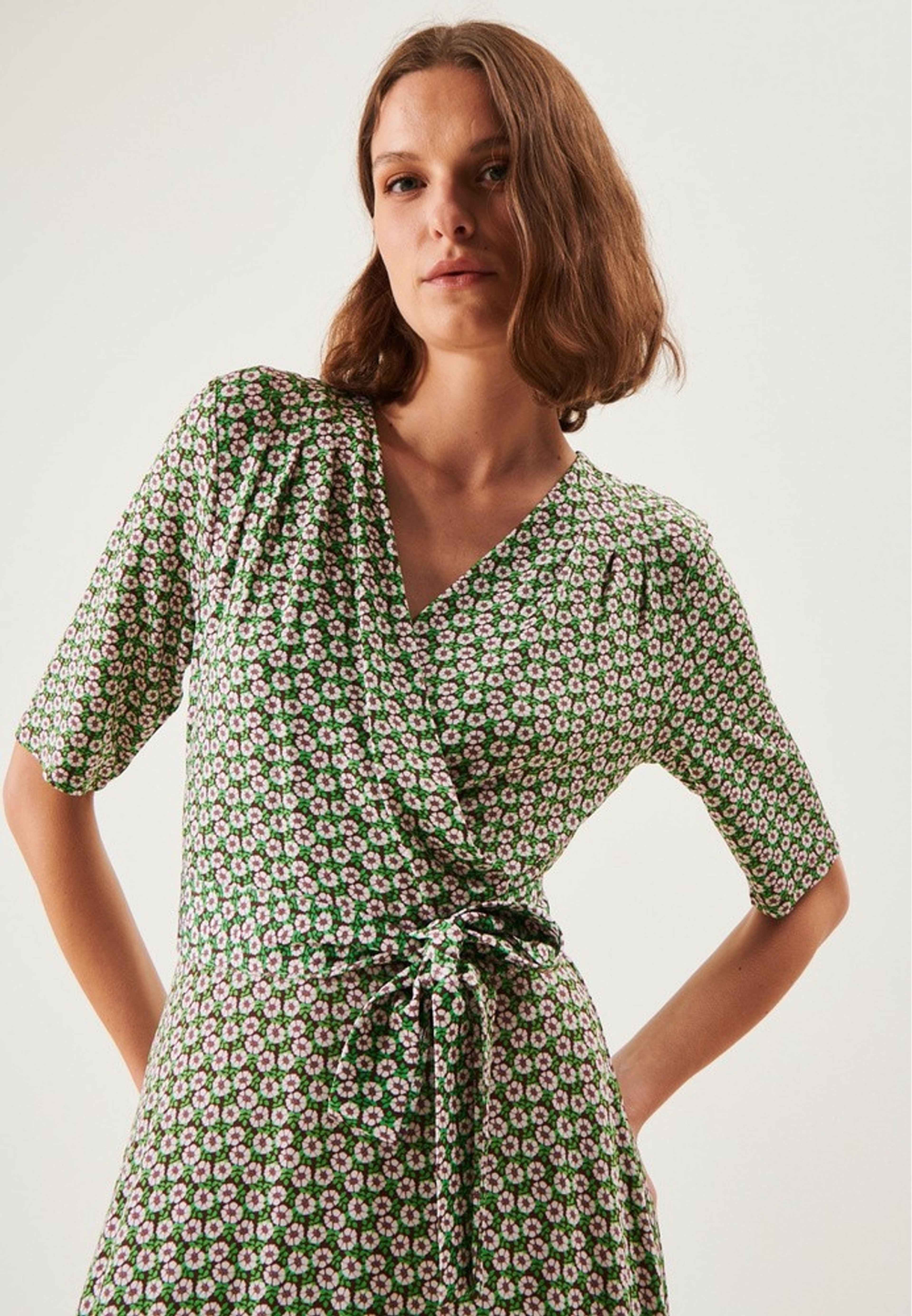 Isabella Dress, från Jumperfabriken, i färgen green. Klicka för att öppna bilden i stort format