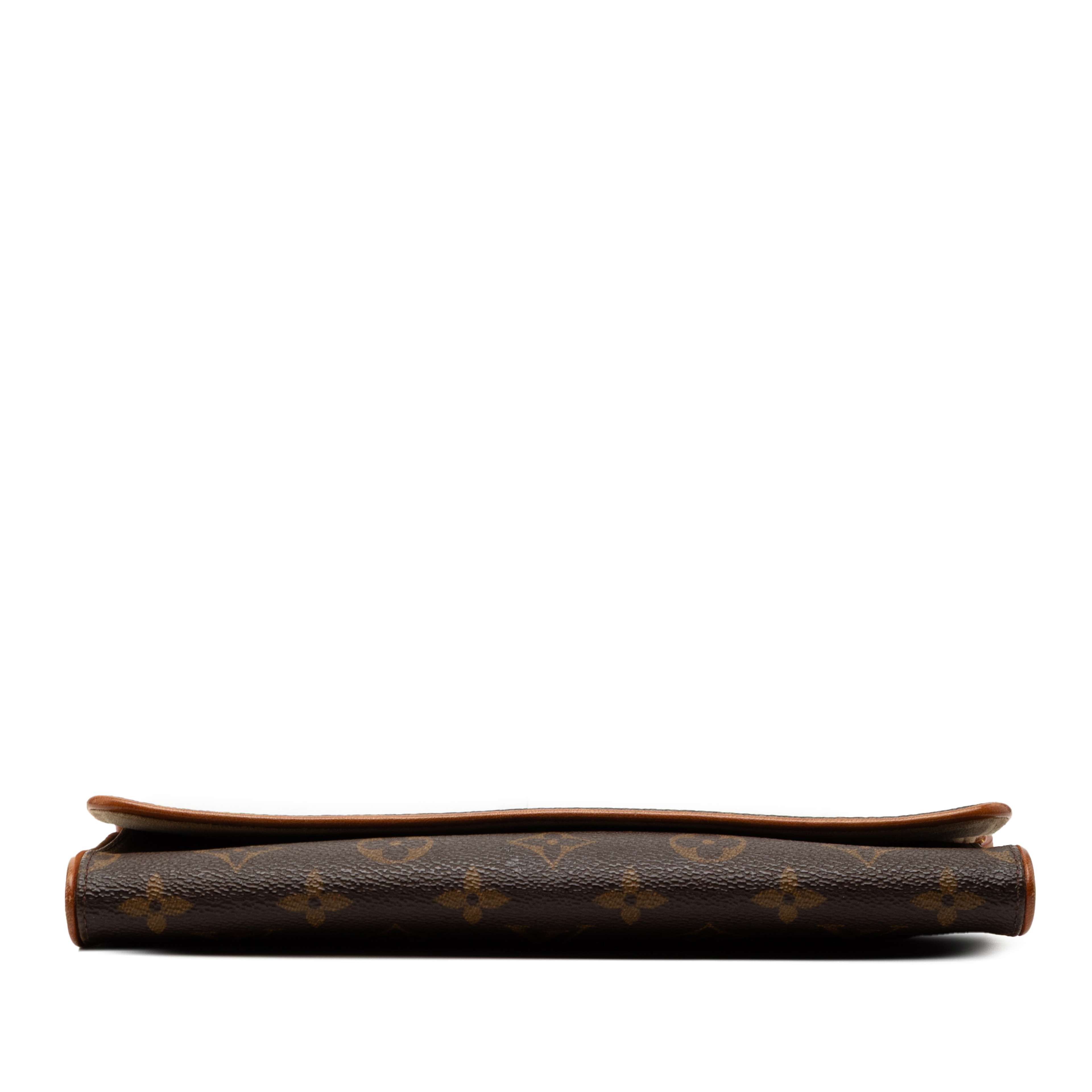 Louis Vuitton Monogram Pochette Twin Gm, från Luxclusif, i färgen brown. Klicka för att öppna bilden i stort format