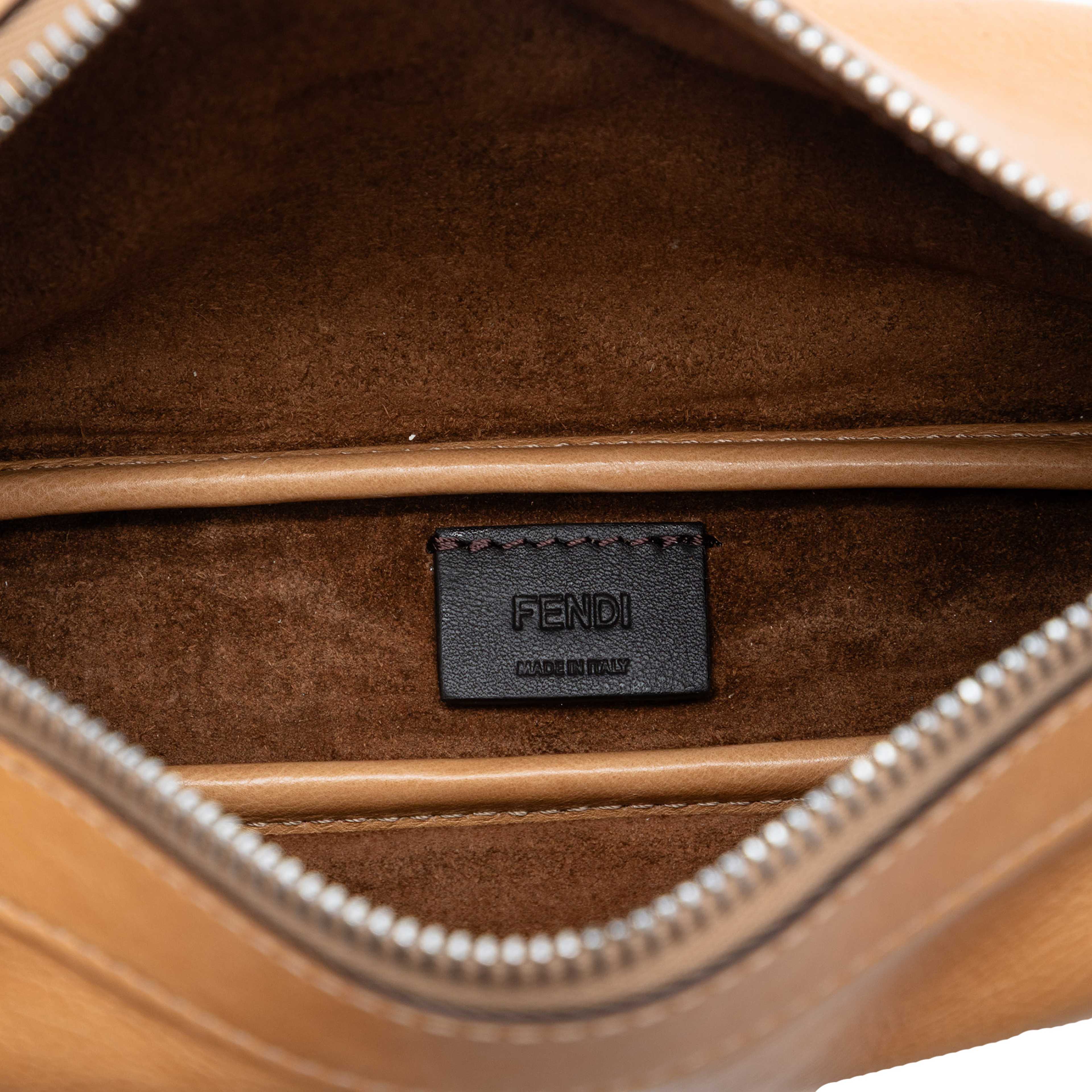 Fendi Mini Calfskin Simply Shoulder Bag, från Luxclusif, i färgen light brown. Klicka för att öppna bilden i stort format