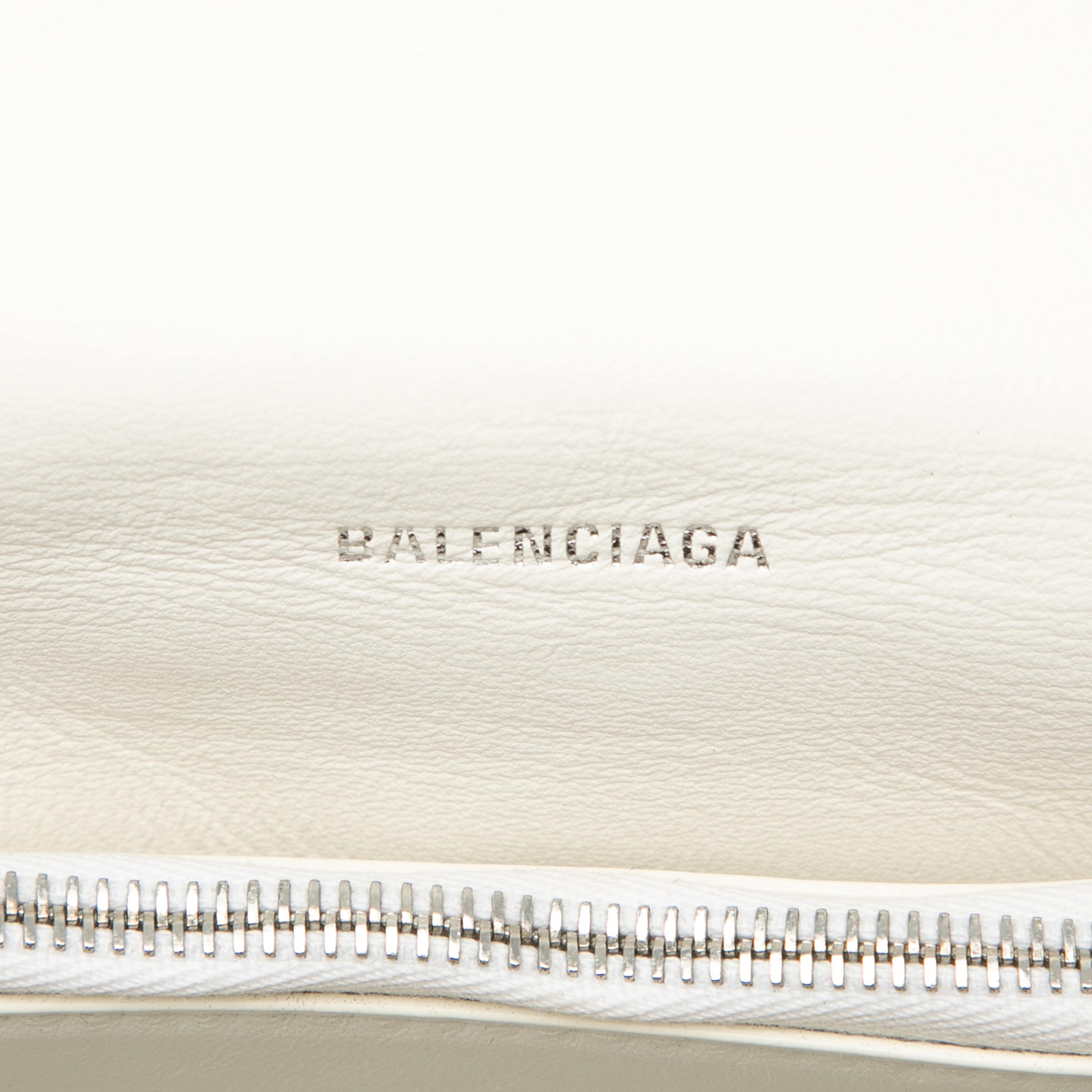 Balenciaga Medium Crushed Calfskin Chain Shoulder Bag, från Luxclusif, i färgen white. Klicka för att öppna bilden i stort format