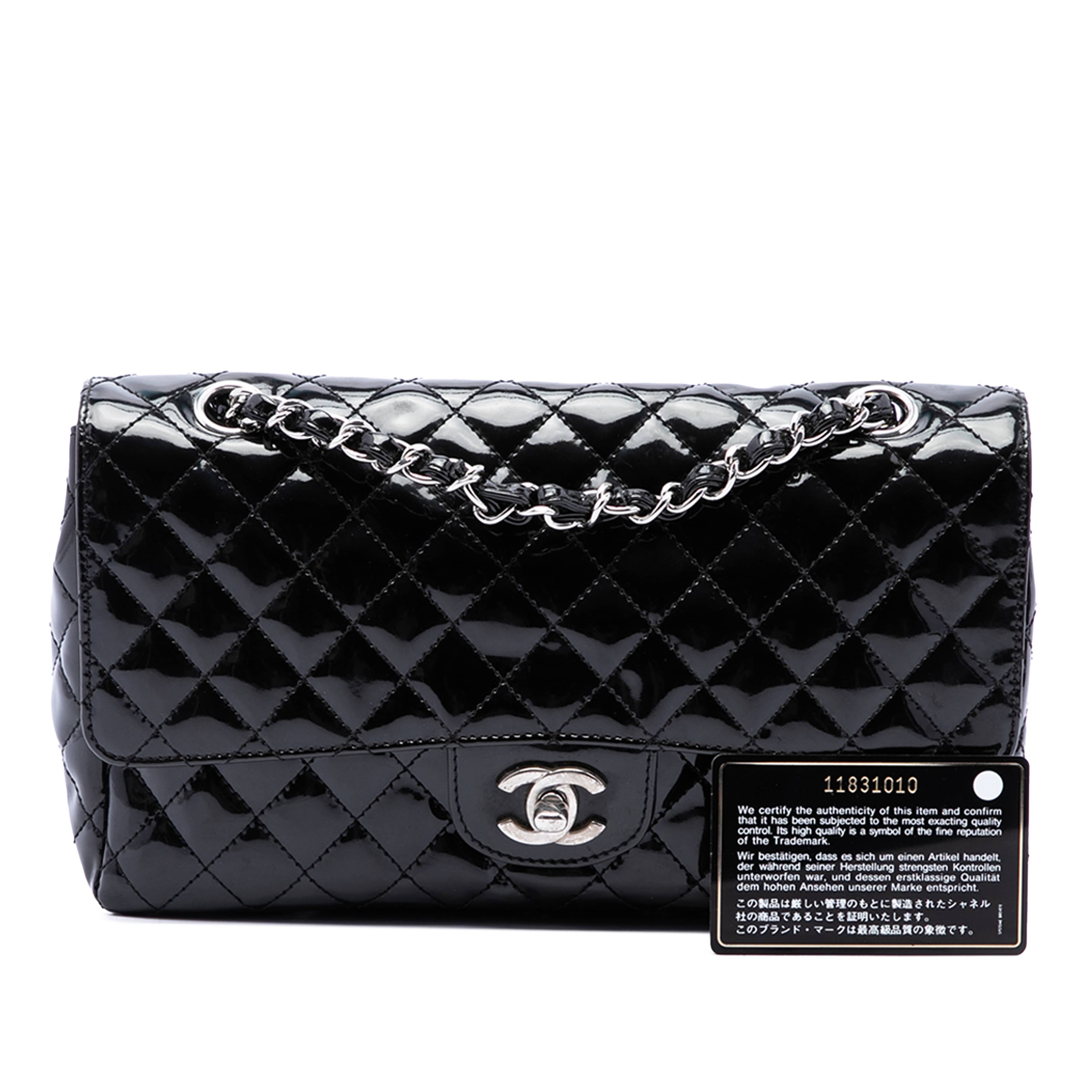 Chanel Medium Quilted Patent Secret Label Flap, från Luxclusif, i färgen svart. Klicka för att öppna bilden i stort format