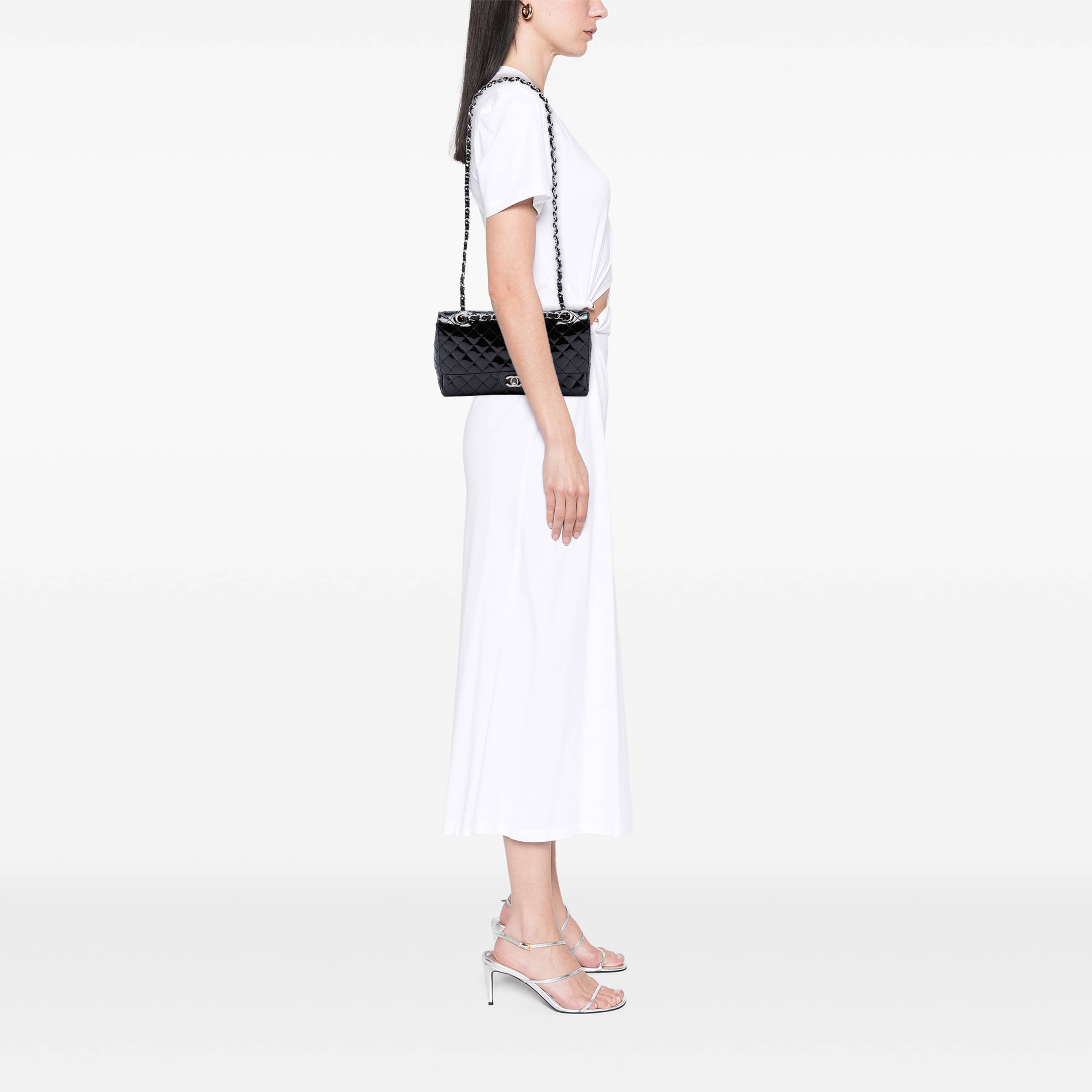 Chanel Medium Quilted Patent Secret Label Flap, från Luxclusif, i färgen svart. Klicka för att öppna bilden i stort format