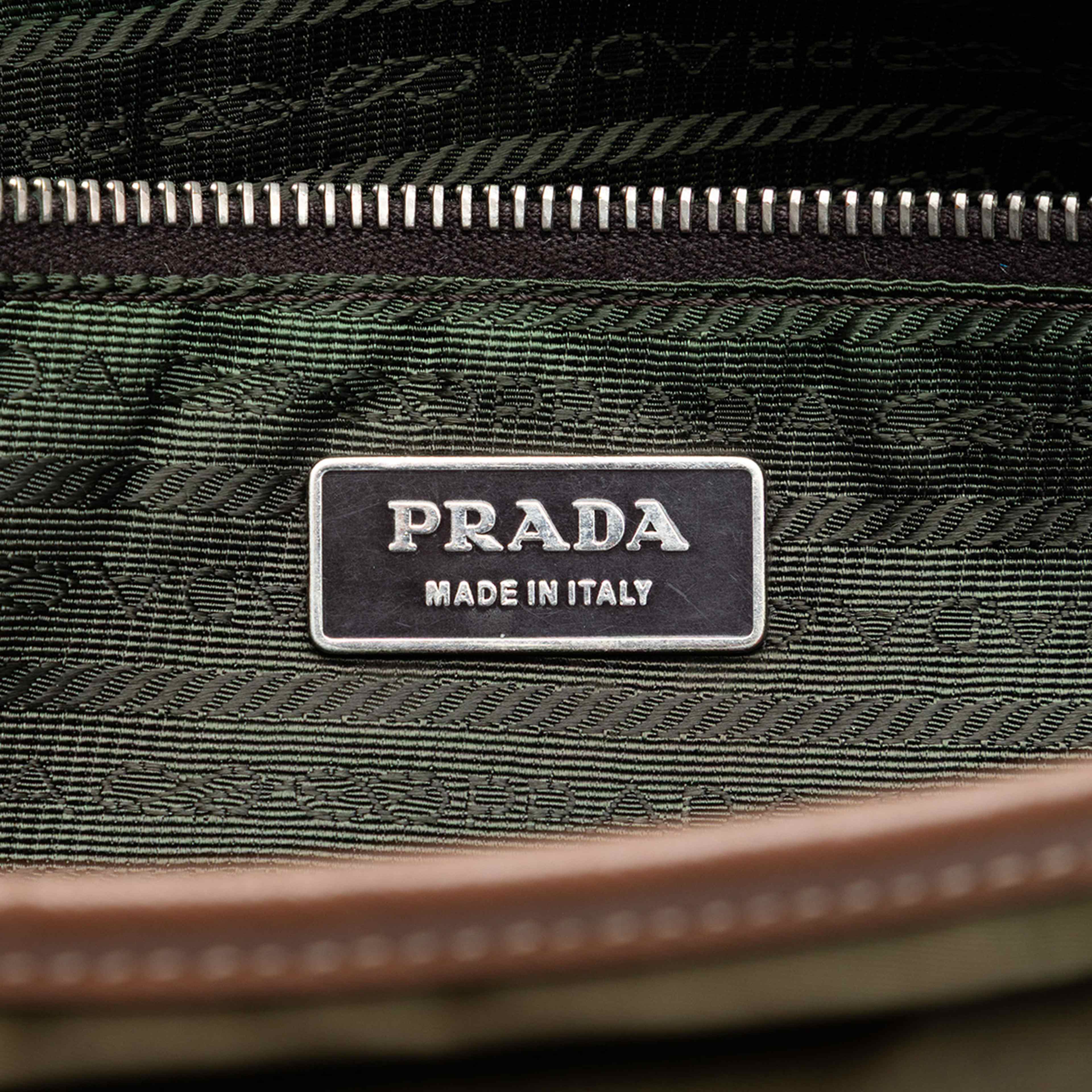 Prada Saffiano Trimmed Tessuto Double Buckle Messenger Bag, från Luxclusif, i färgen olive green. Klicka för att öppna bilden i stort format