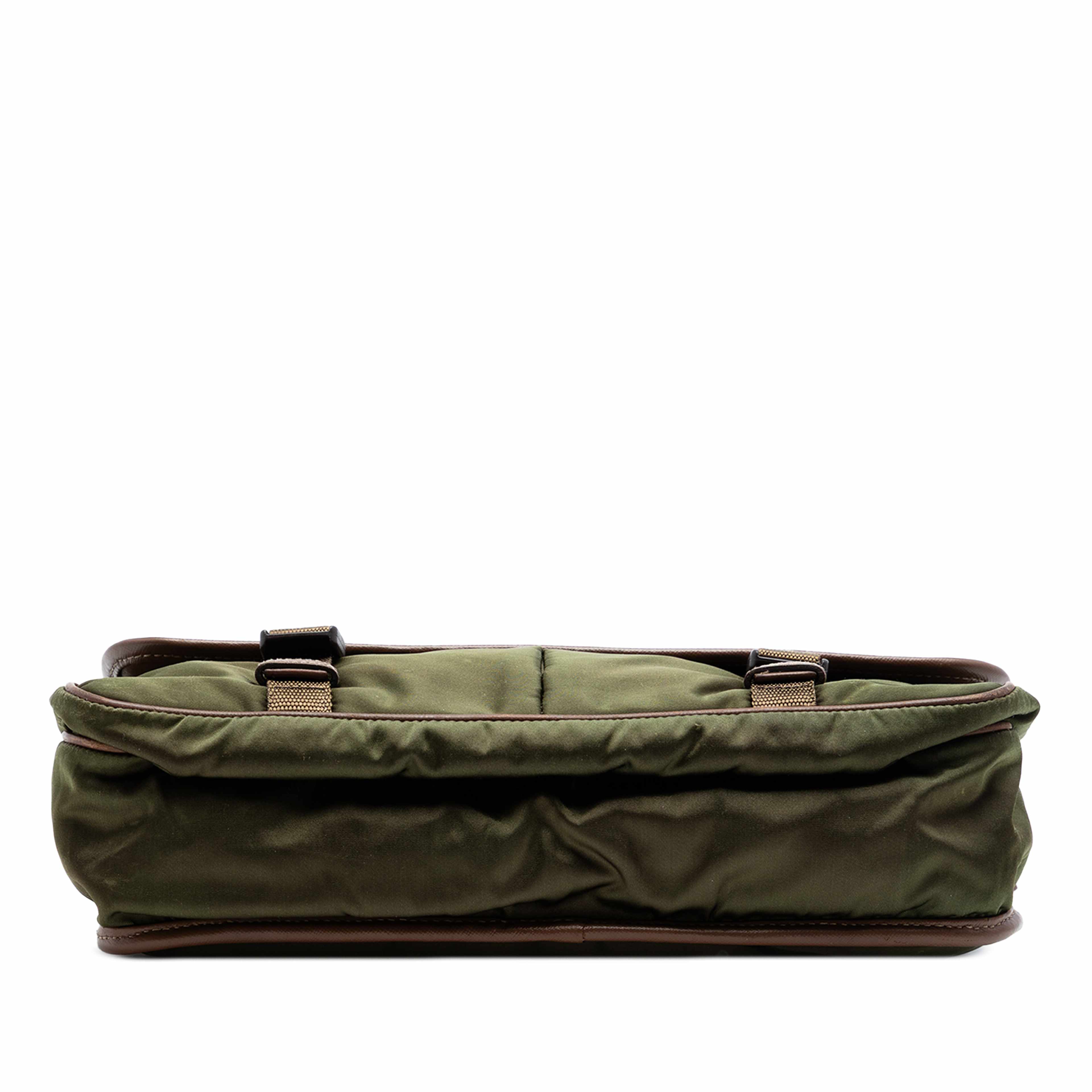 Prada Saffiano Trimmed Tessuto Double Buckle Messenger Bag, från Luxclusif, i färgen olive green. Klicka för att öppna bilden i stort format