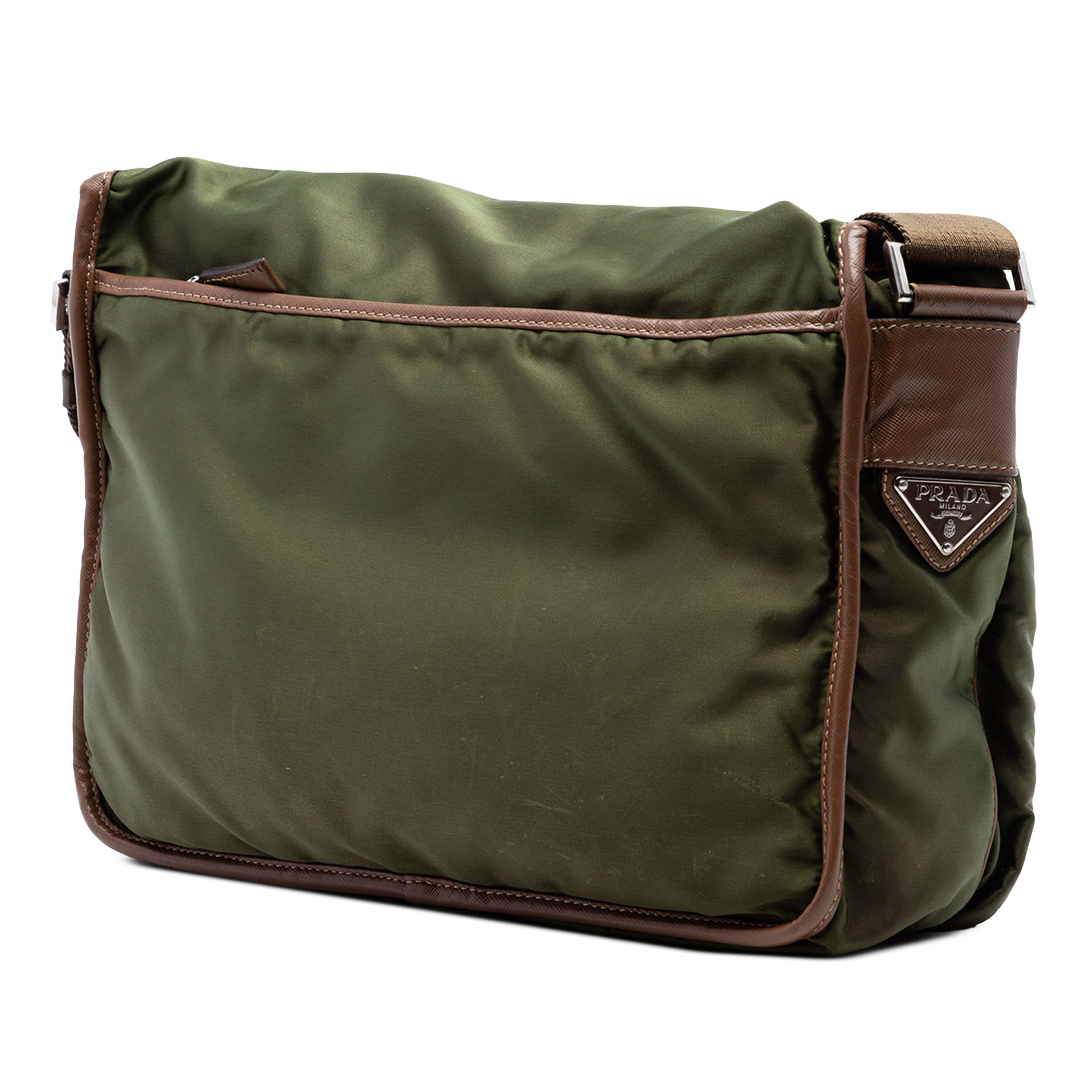 Prada Saffiano Trimmed Tessuto Double Buckle Messenger Bag, från Luxclusif, i färgen olive green. Klicka för att öppna bilden i stort format