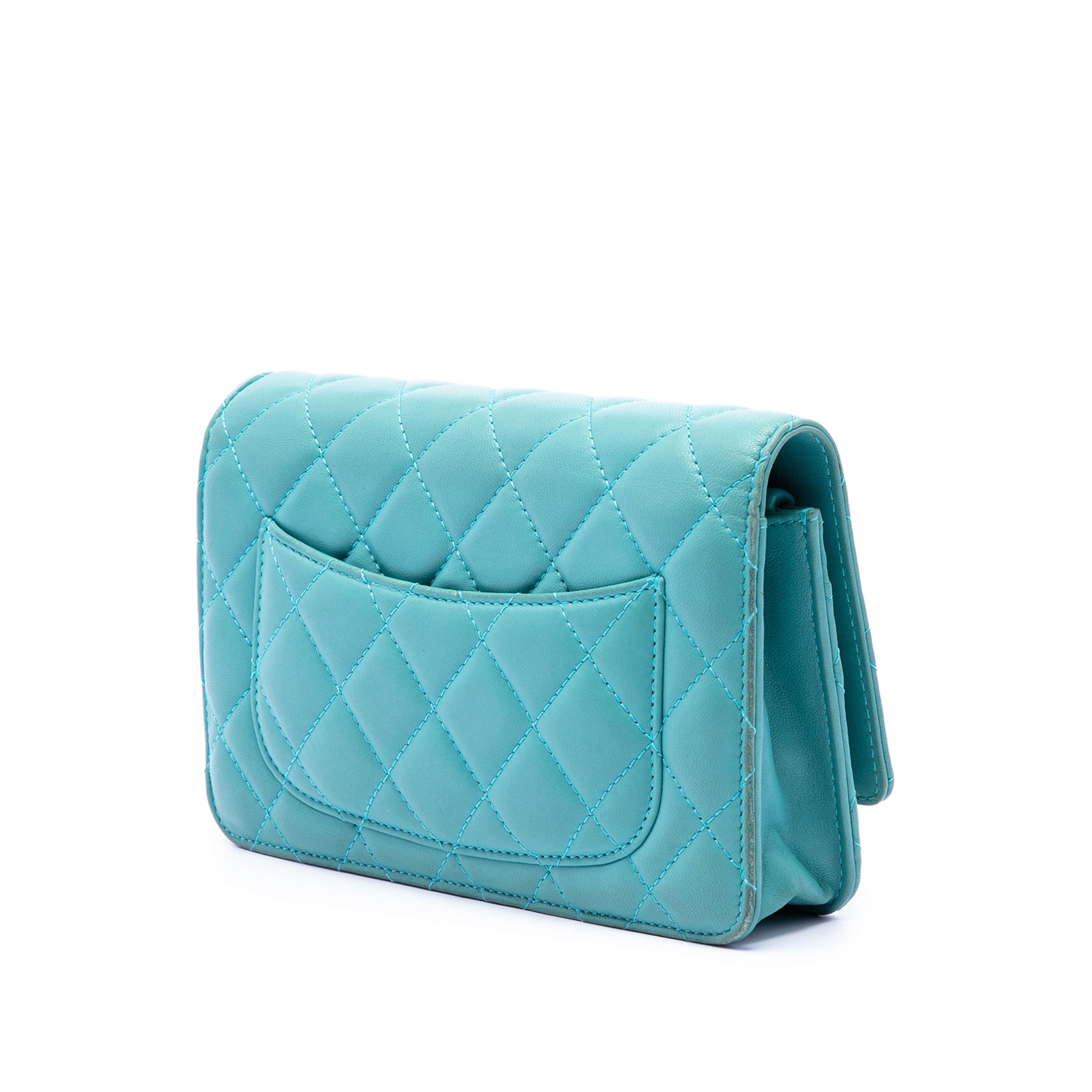 Chanel Cc Quilted Lambskin Wallet On Chain, från Luxclusif, i färgen blå. Klicka för att öppna bilden i stort format