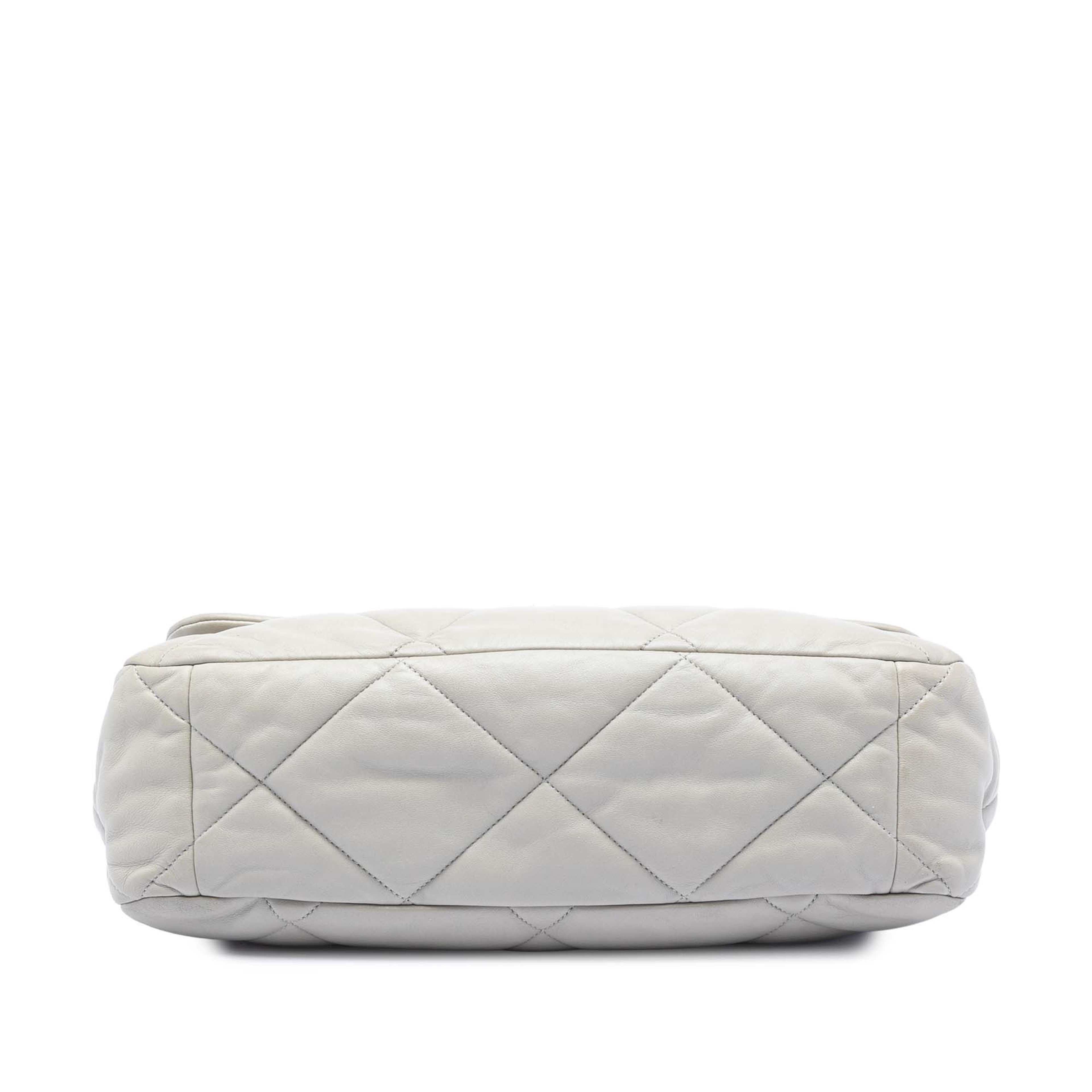 Chanel Maxi Lambskin 19 Flap, från Luxclusif, i färgen light gray. Klicka för att öppna bilden i stort format