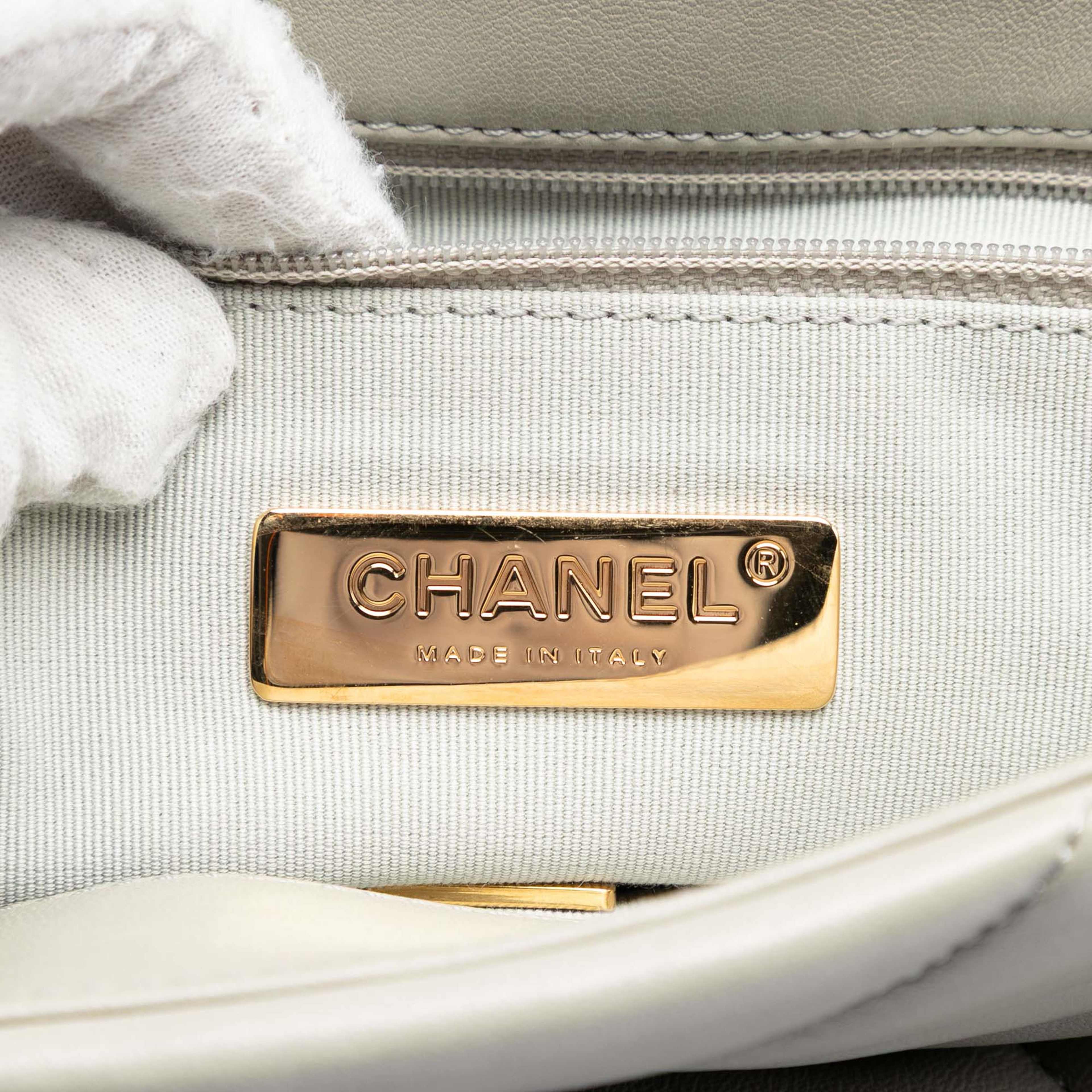Chanel Maxi Lambskin 19 Flap, från Luxclusif, i färgen light gray. Klicka för att öppna bilden i stort format