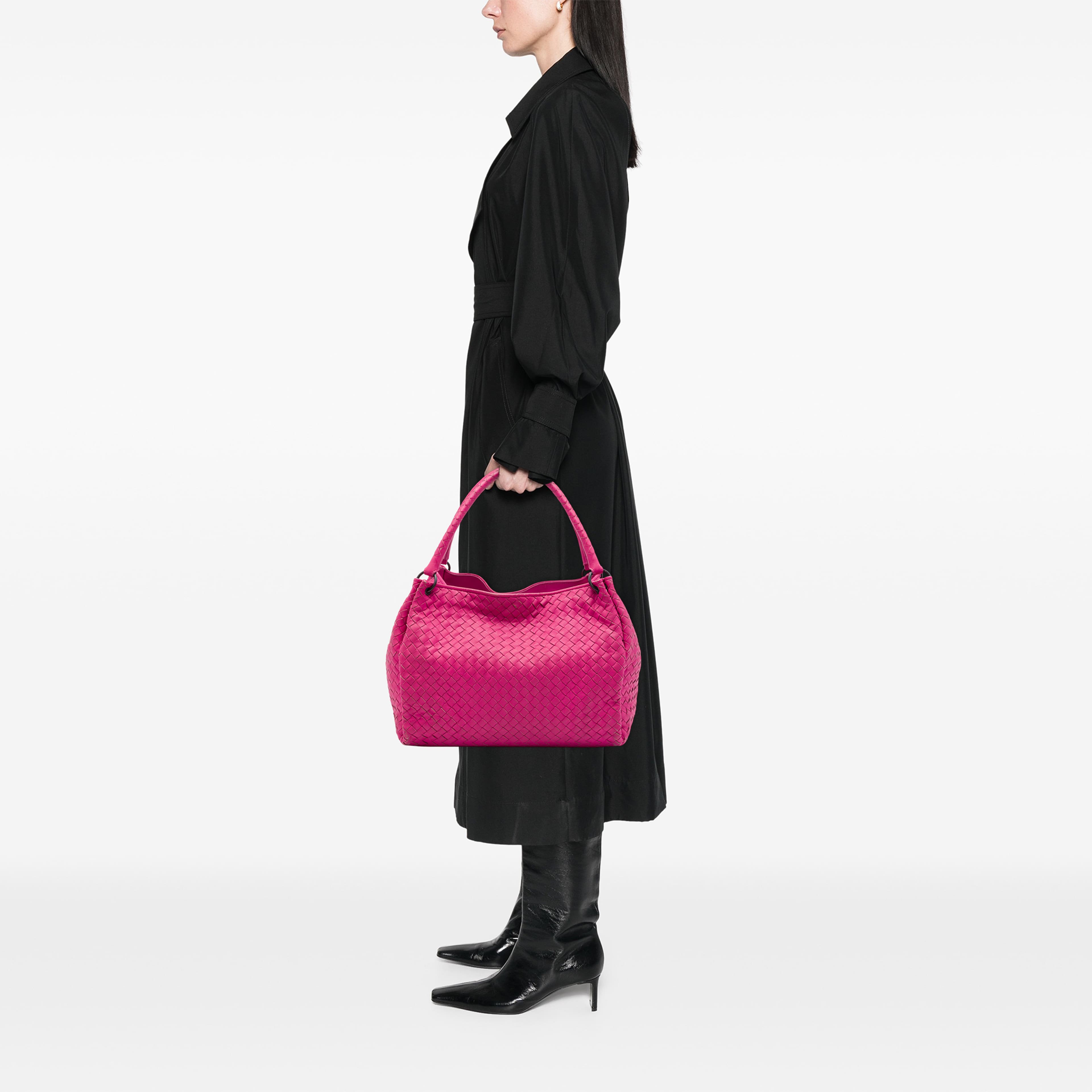 Bottega Veneta Nappa Intrecciato Parachute Tote, från Luxclusif, i färgen rosa. Klicka för att öppna bilden i stort format