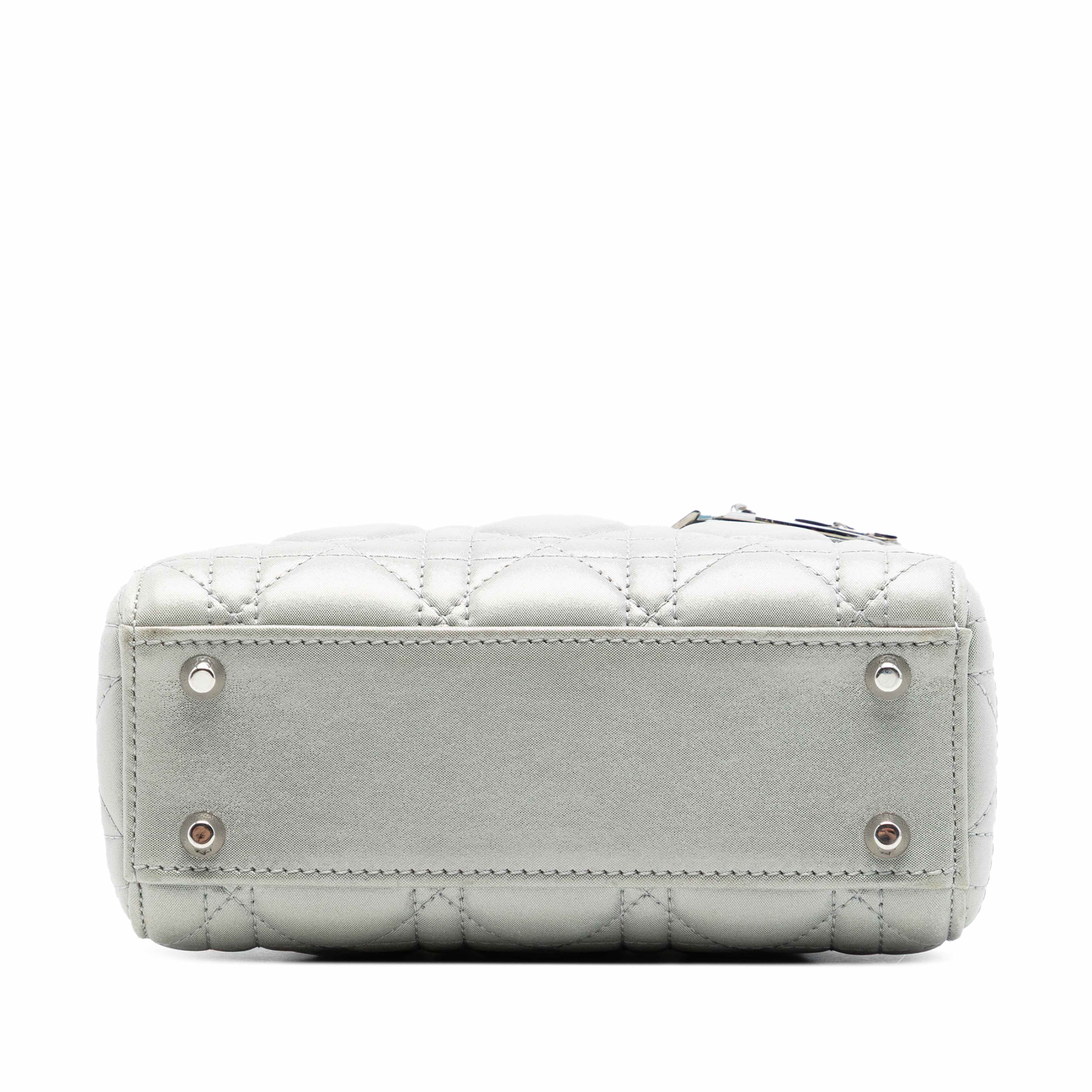 Dior Mini Iridescent Lambskin Cannage Lady Dior, från Luxclusif, i färgen silver. Klicka för att öppna bilden i stort format