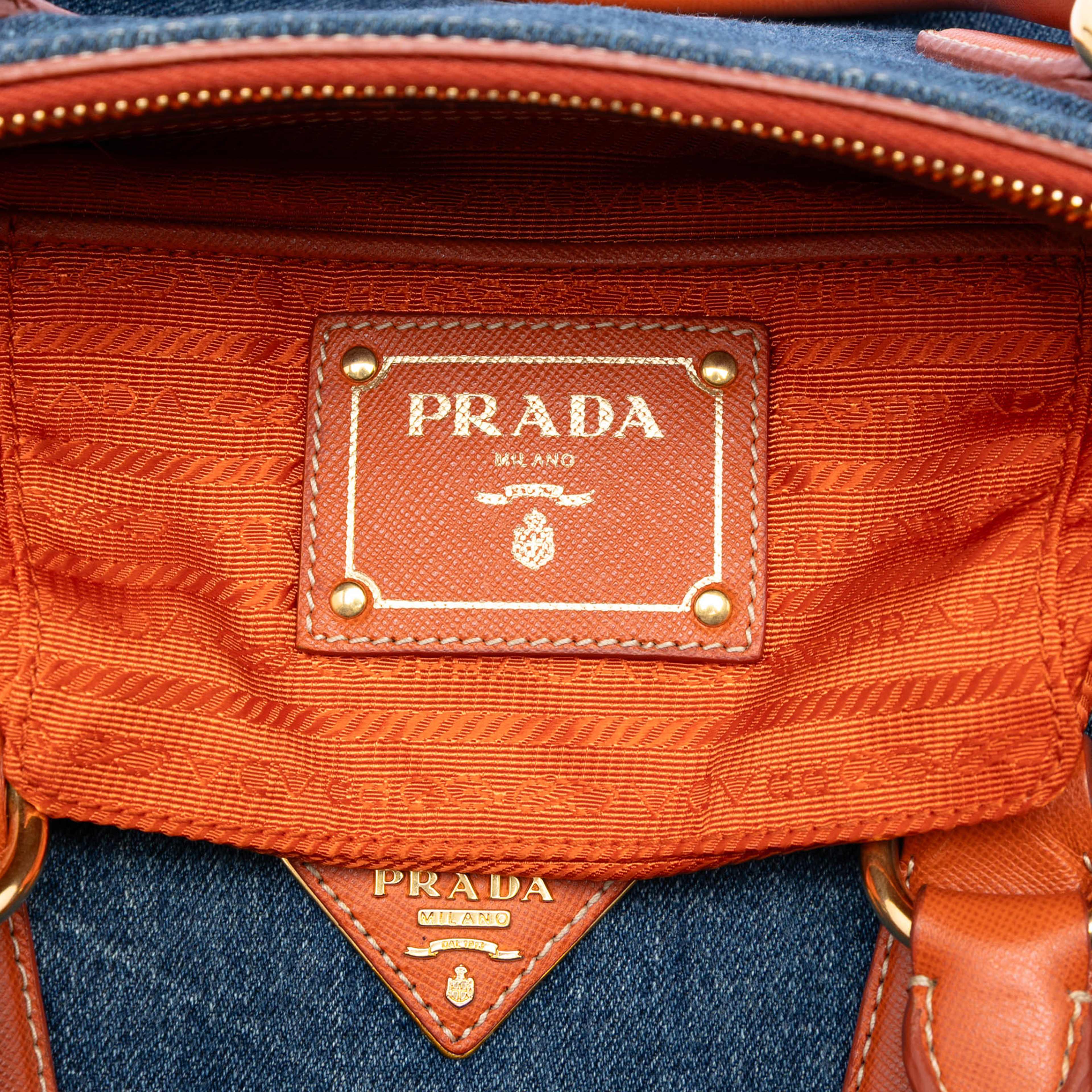 Prada Saffiano Trimmed Denim Handbag, från Luxclusif, i färgen denim. Klicka för att öppna bilden i stort format