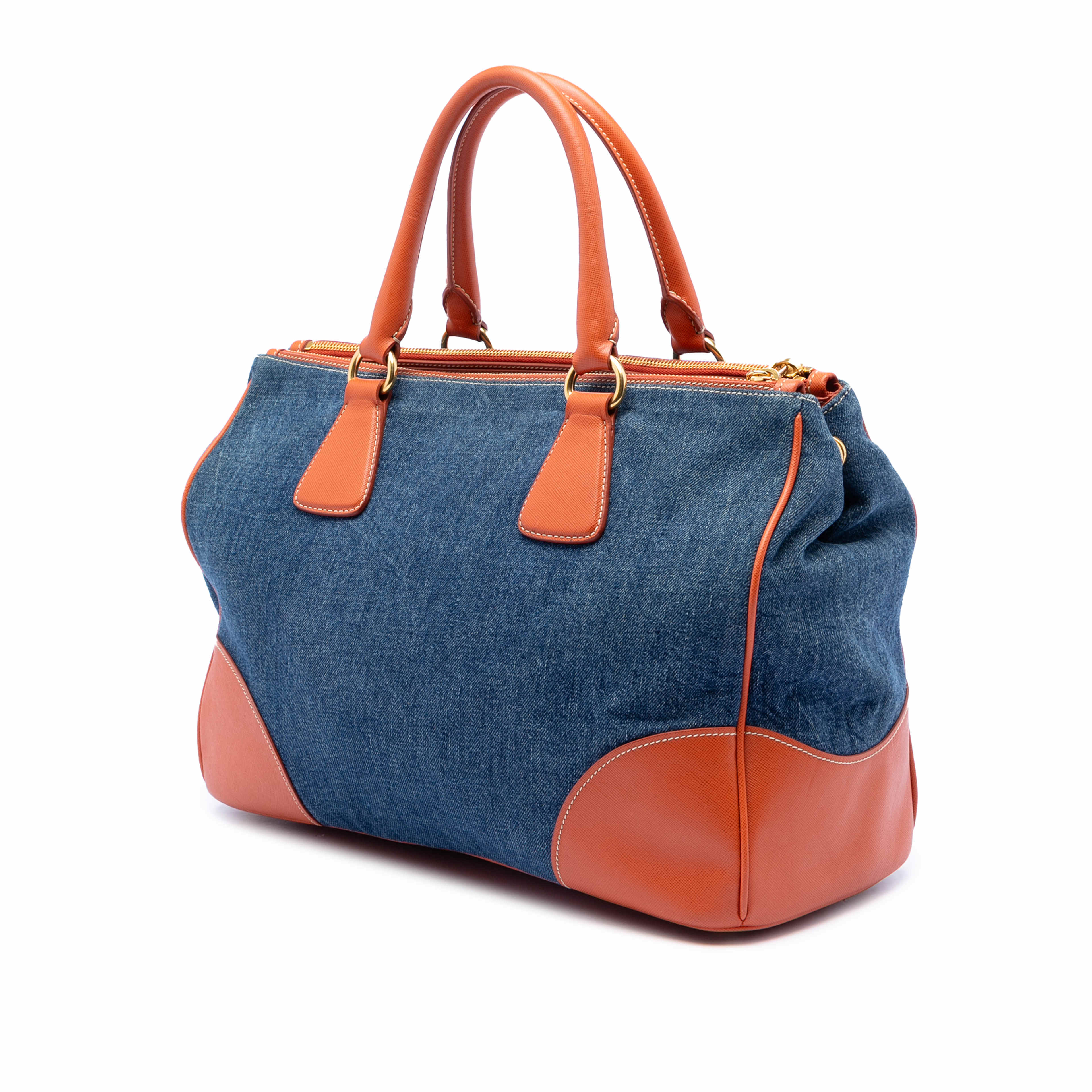 Prada Saffiano Trimmed Denim Handbag, från Luxclusif, i färgen denim. Klicka för att öppna bilden i stort format