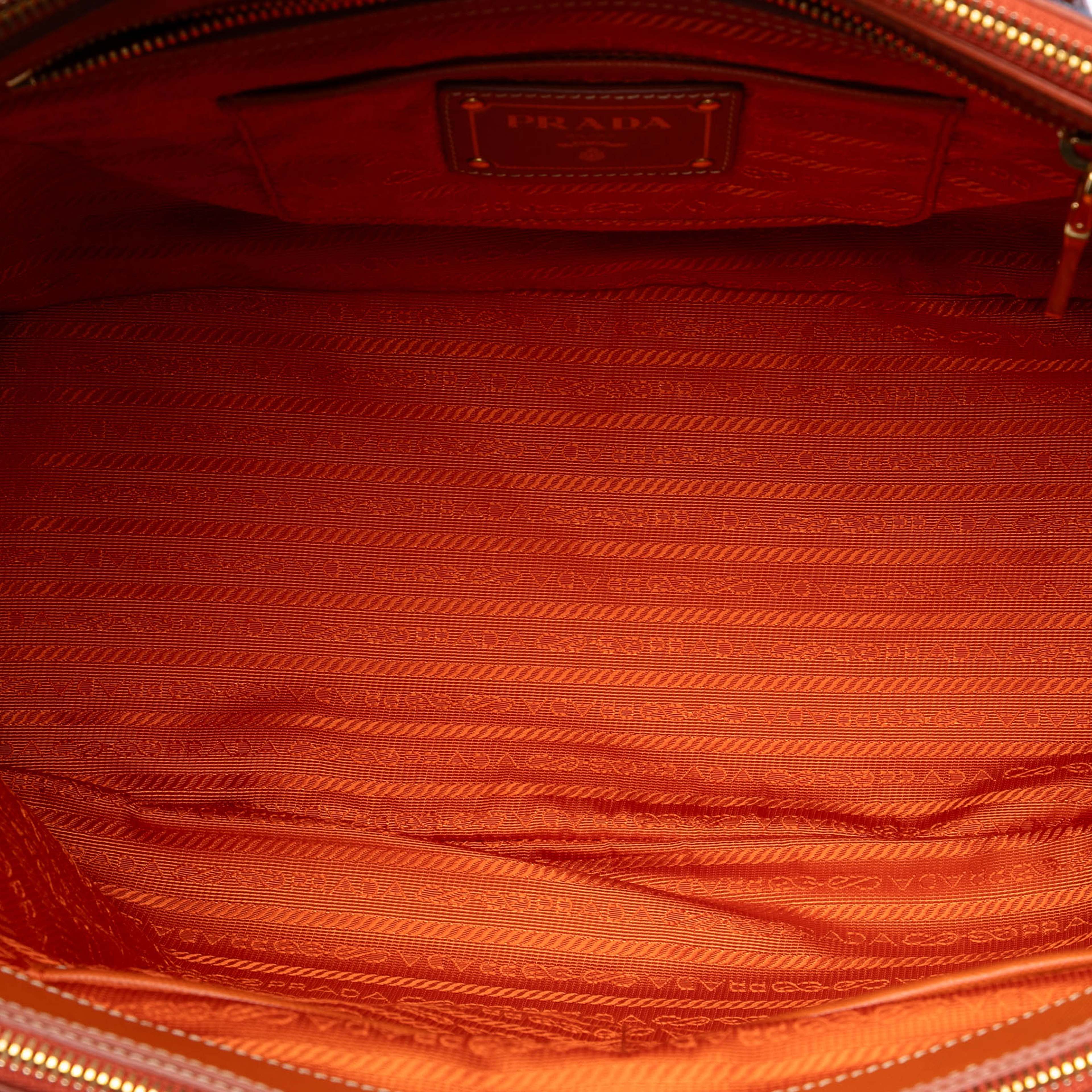 Prada Saffiano Trimmed Denim Handbag, från Luxclusif, i färgen denim. Klicka för att öppna bilden i stort format