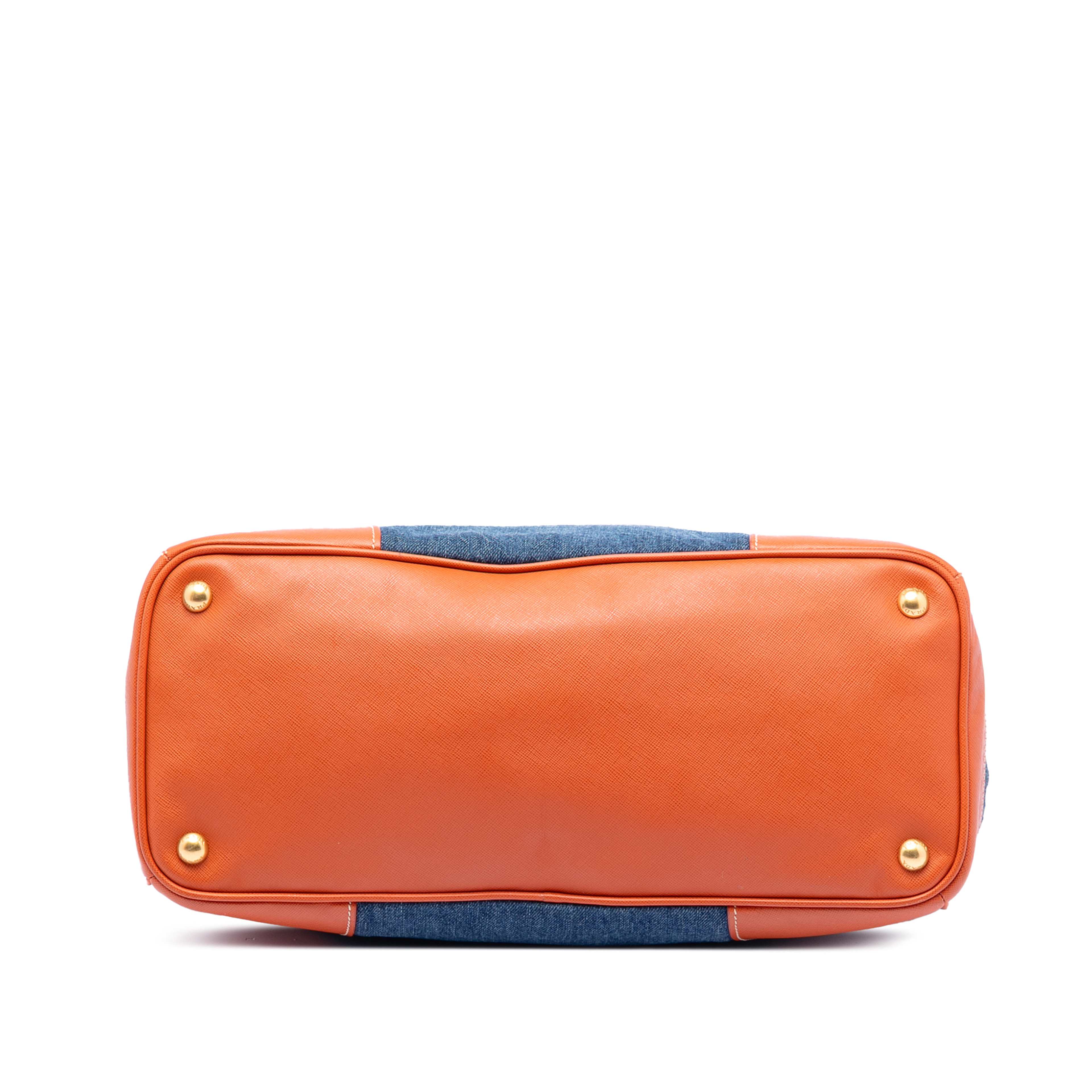 Prada Saffiano Trimmed Denim Handbag, från Luxclusif, i färgen denim. Klicka för att öppna bilden i stort format