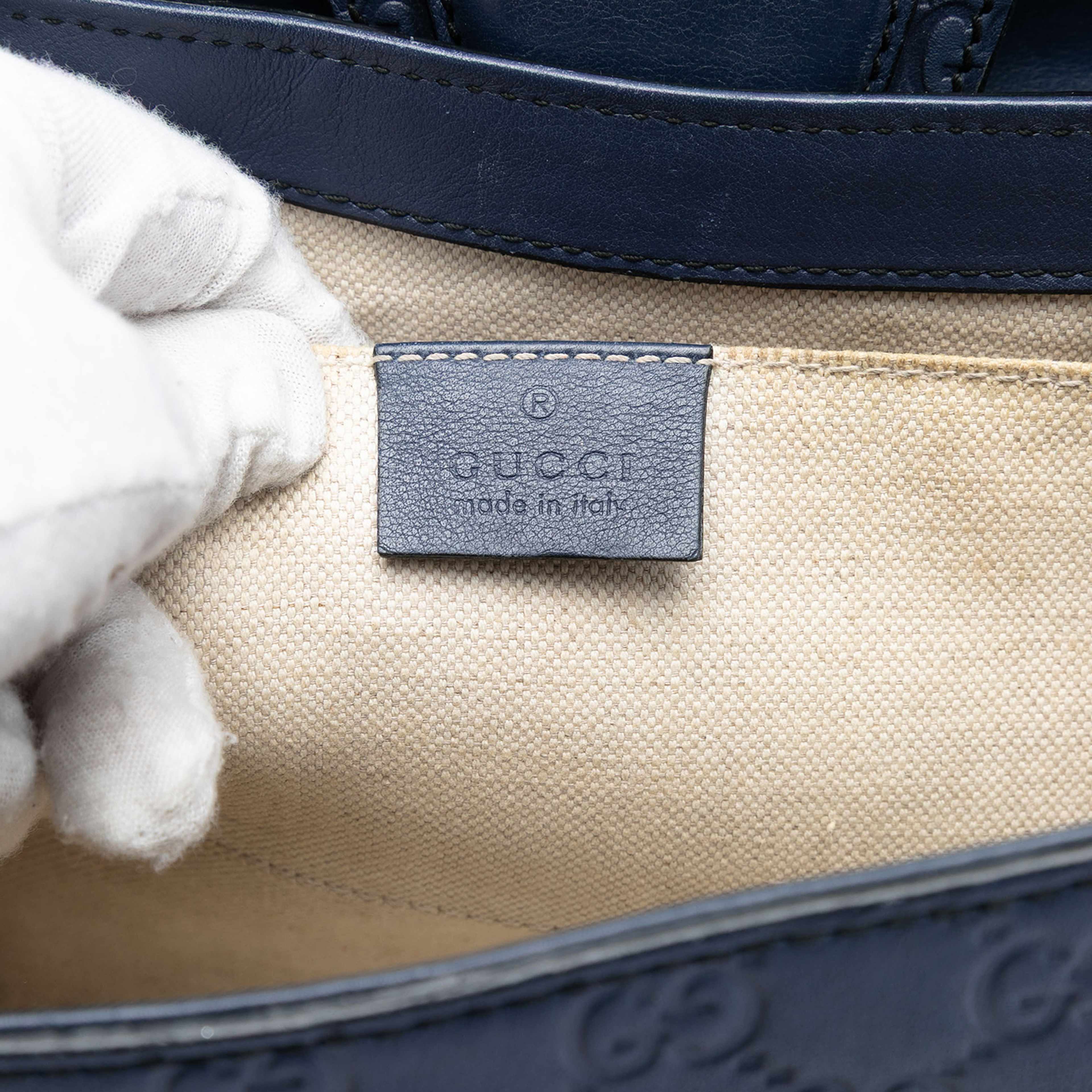 Gucci Medium Guccissima Emily Shoulder Bag, från Luxclusif, i färgen navy. Klicka för att öppna bilden i stort format
