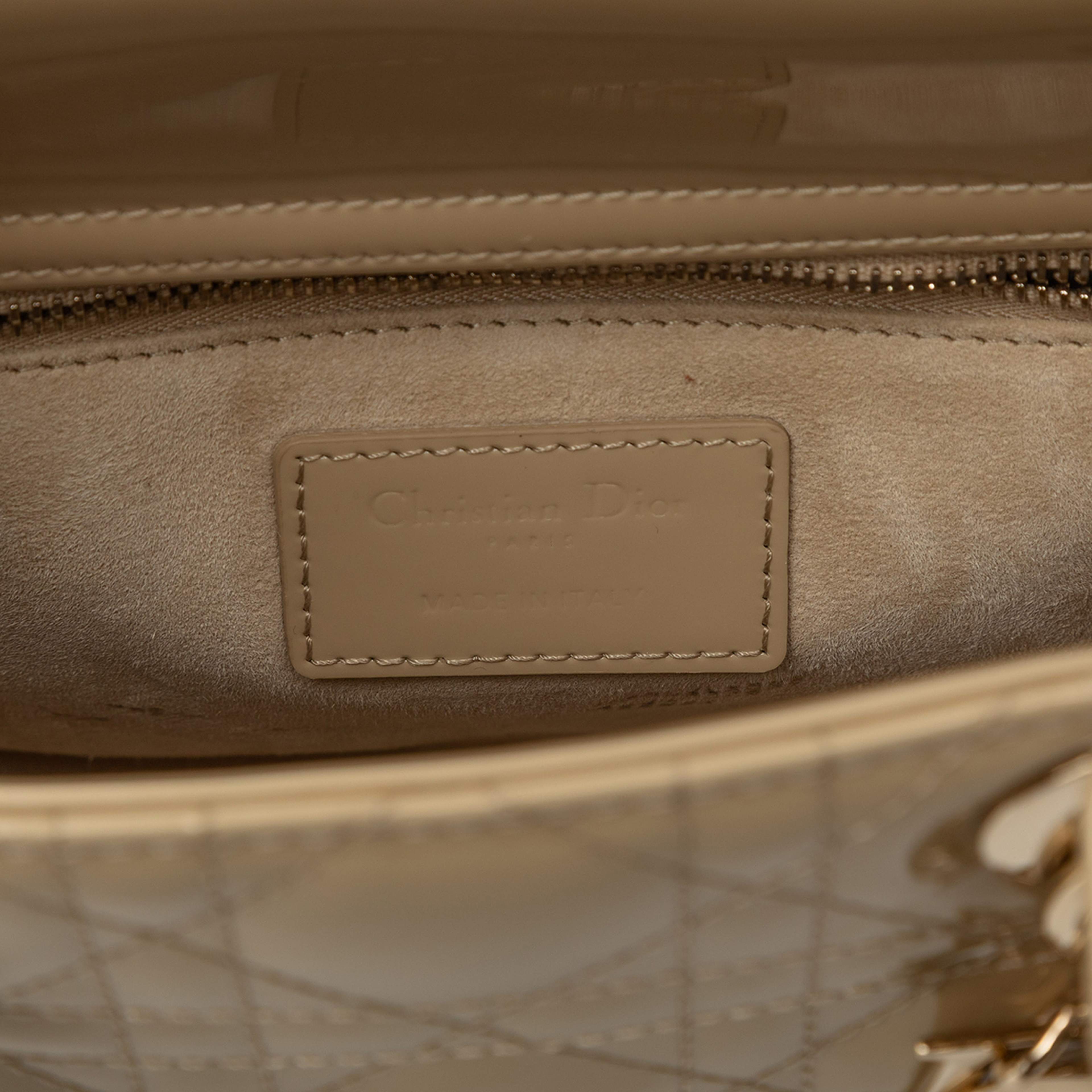 Dior Small Patent Cannage Lady Dior, från Luxclusif, i färgen beige. Klicka för att öppna bilden i stort format