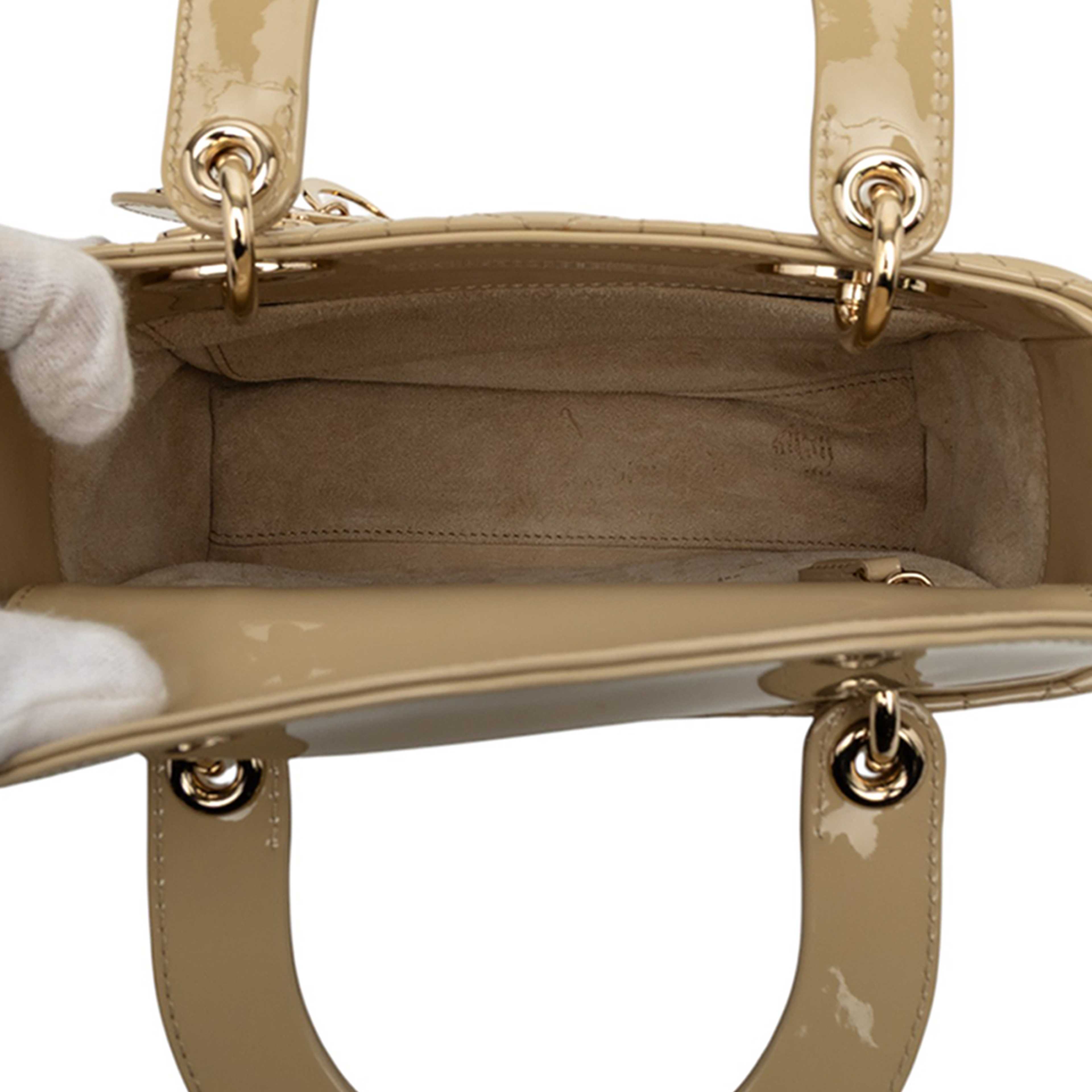 Dior Small Patent Cannage Lady Dior, från Luxclusif, i färgen beige. Klicka för att öppna bilden i stort format