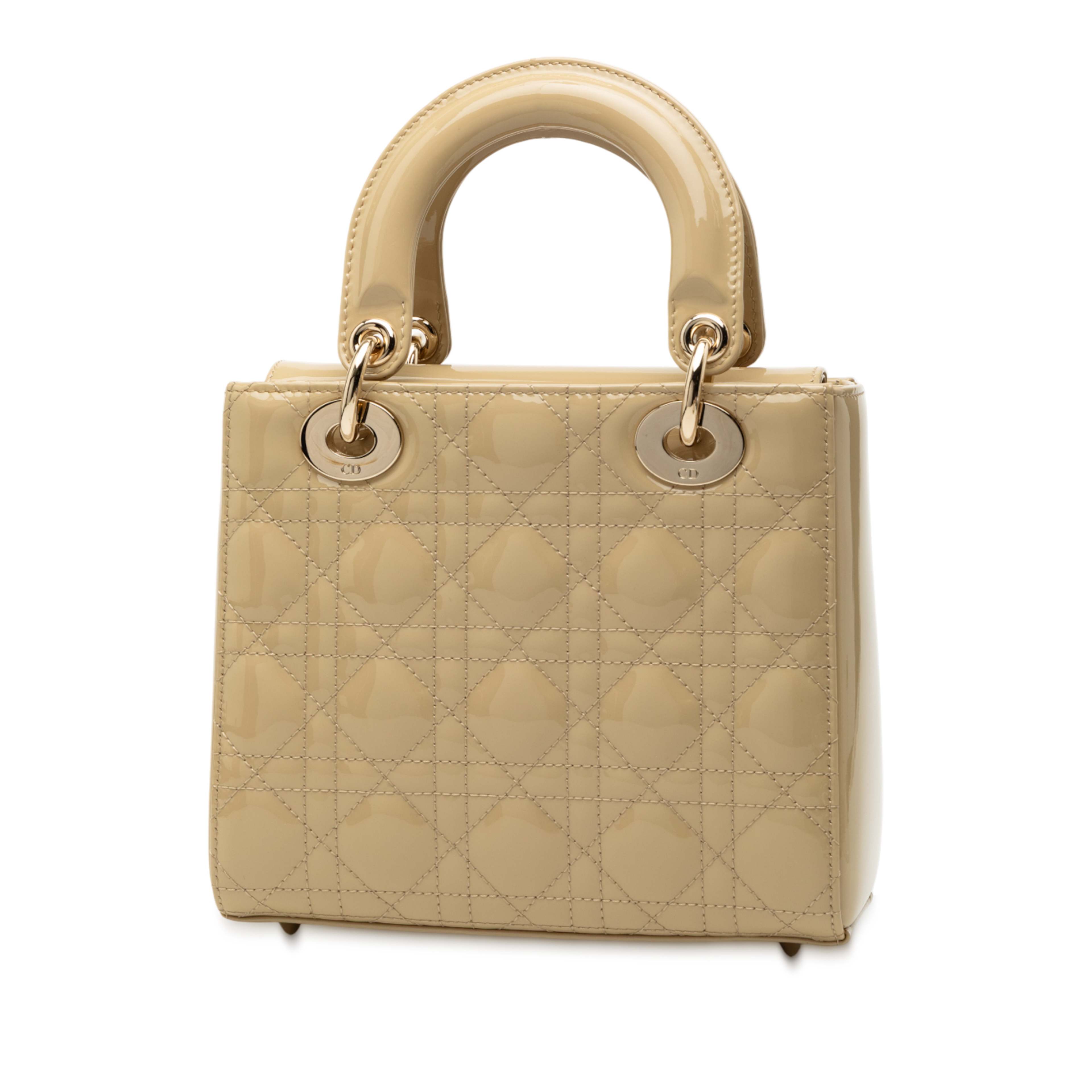 Dior Small Patent Cannage Lady Dior, från Luxclusif, i färgen beige. Klicka för att öppna bilden i stort format