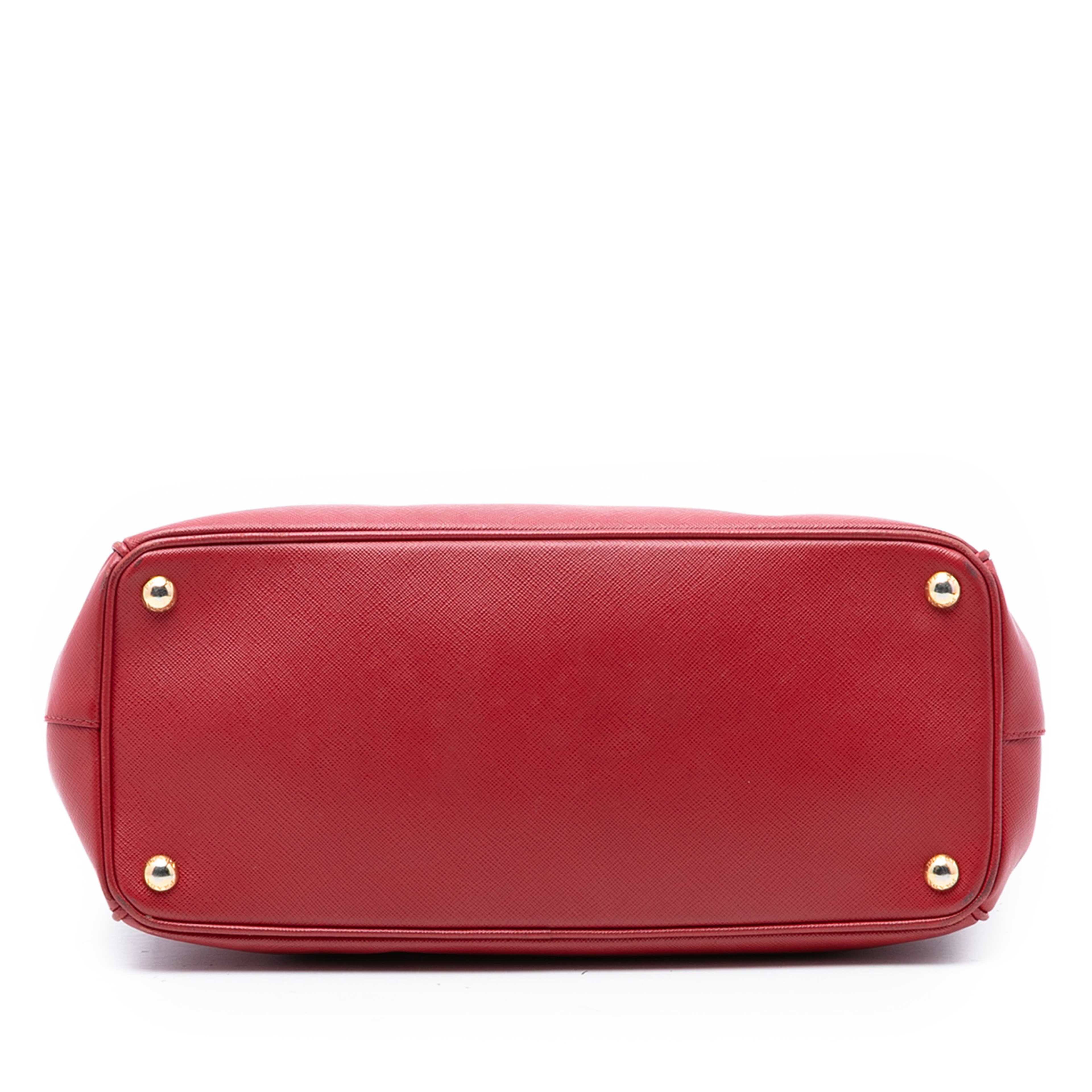 Prada Large Saffiano Lux Galleria Double Zip Satchel, från Luxclusif, i färgen red. Klicka för att öppna bilden i stort format