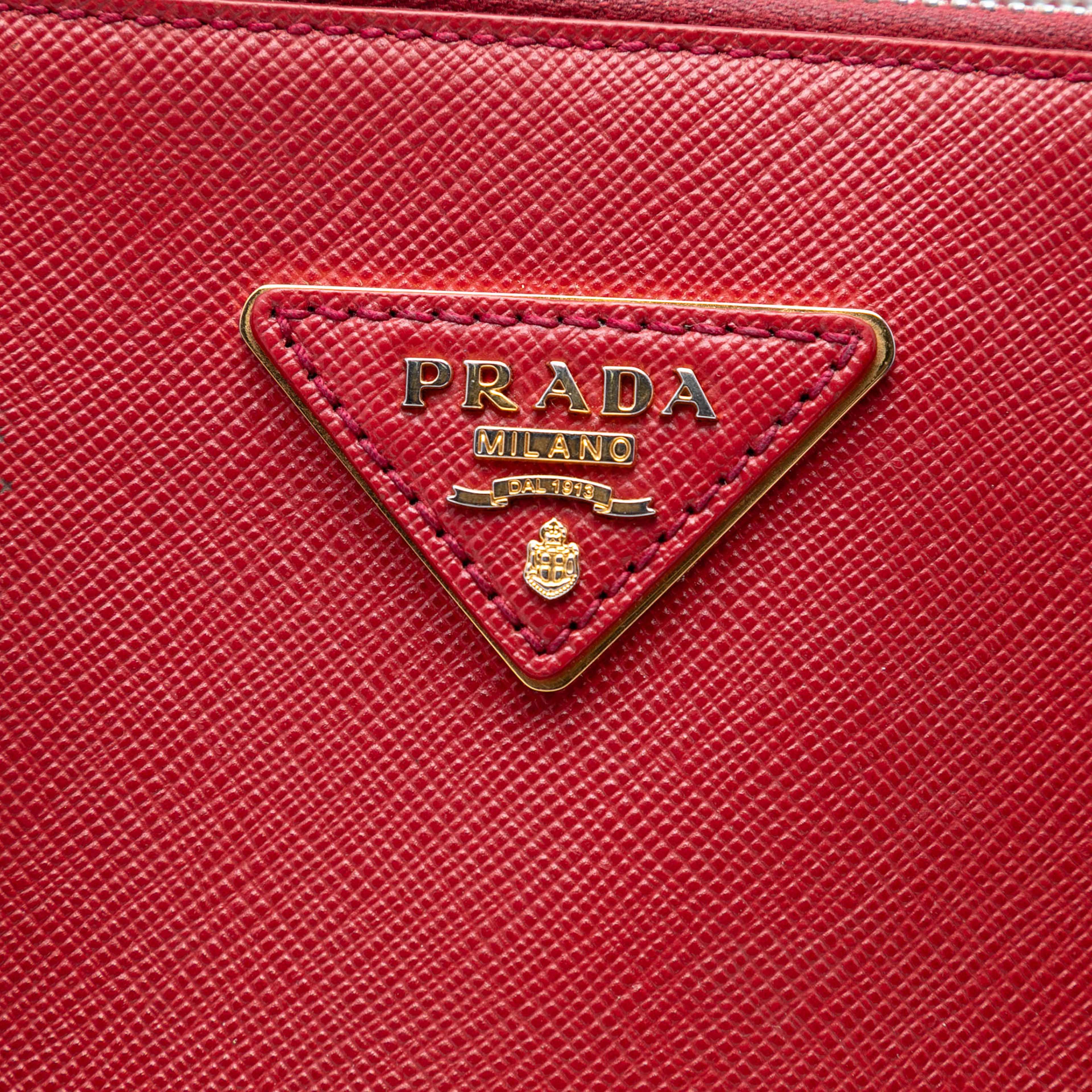 Prada Large Saffiano Lux Galleria Double Zip Satchel, från Luxclusif, i färgen röd. Klicka för att öppna bilden i stort format