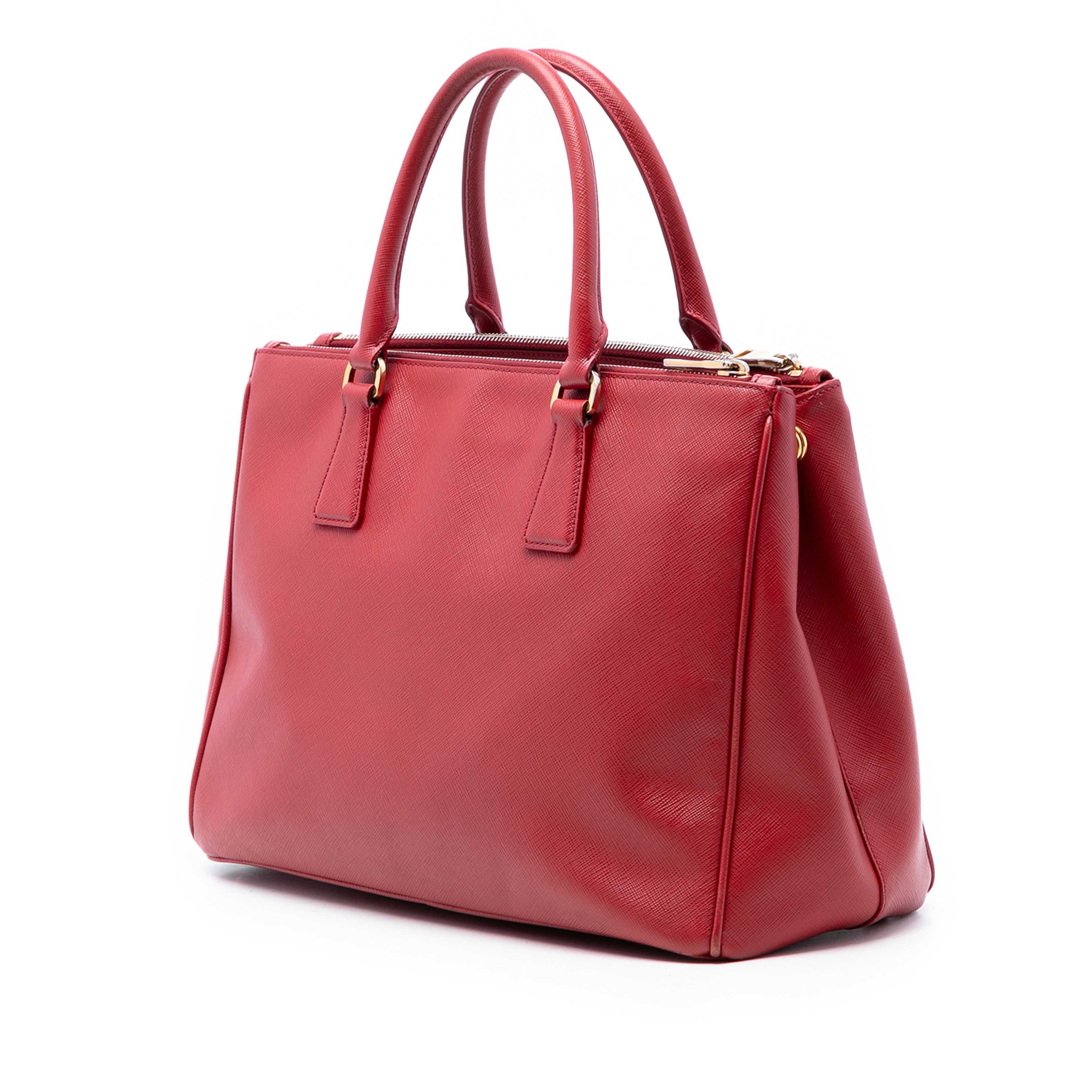 Prada Large Saffiano Lux Galleria Double Zip Satchel, från Luxclusif, i färgen röd. Klicka för att öppna bilden i stort format