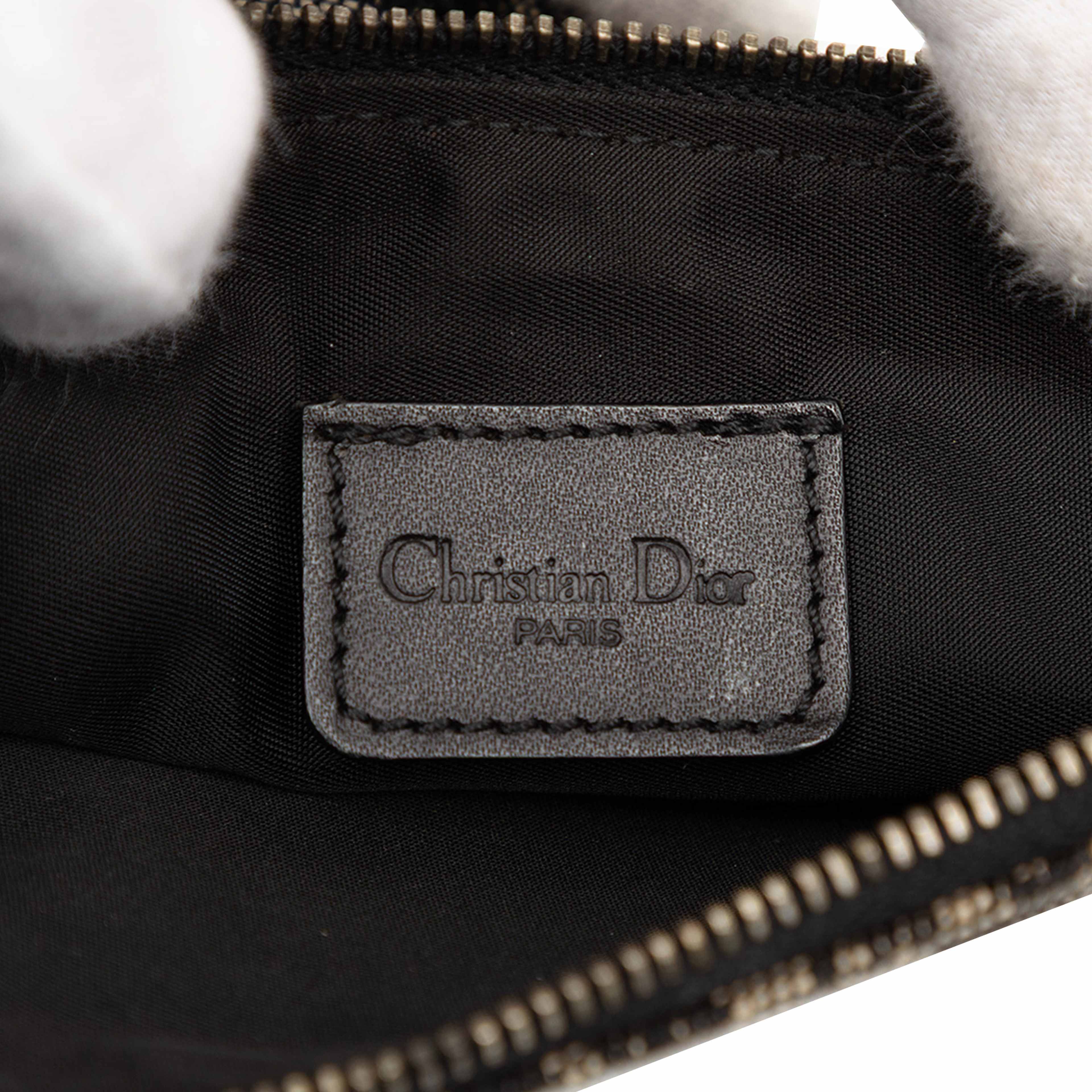 Dior Mini Diorissimo Canvas Saddle Pochette, från Luxclusif, i färgen black. Klicka för att öppna bilden i stort format
