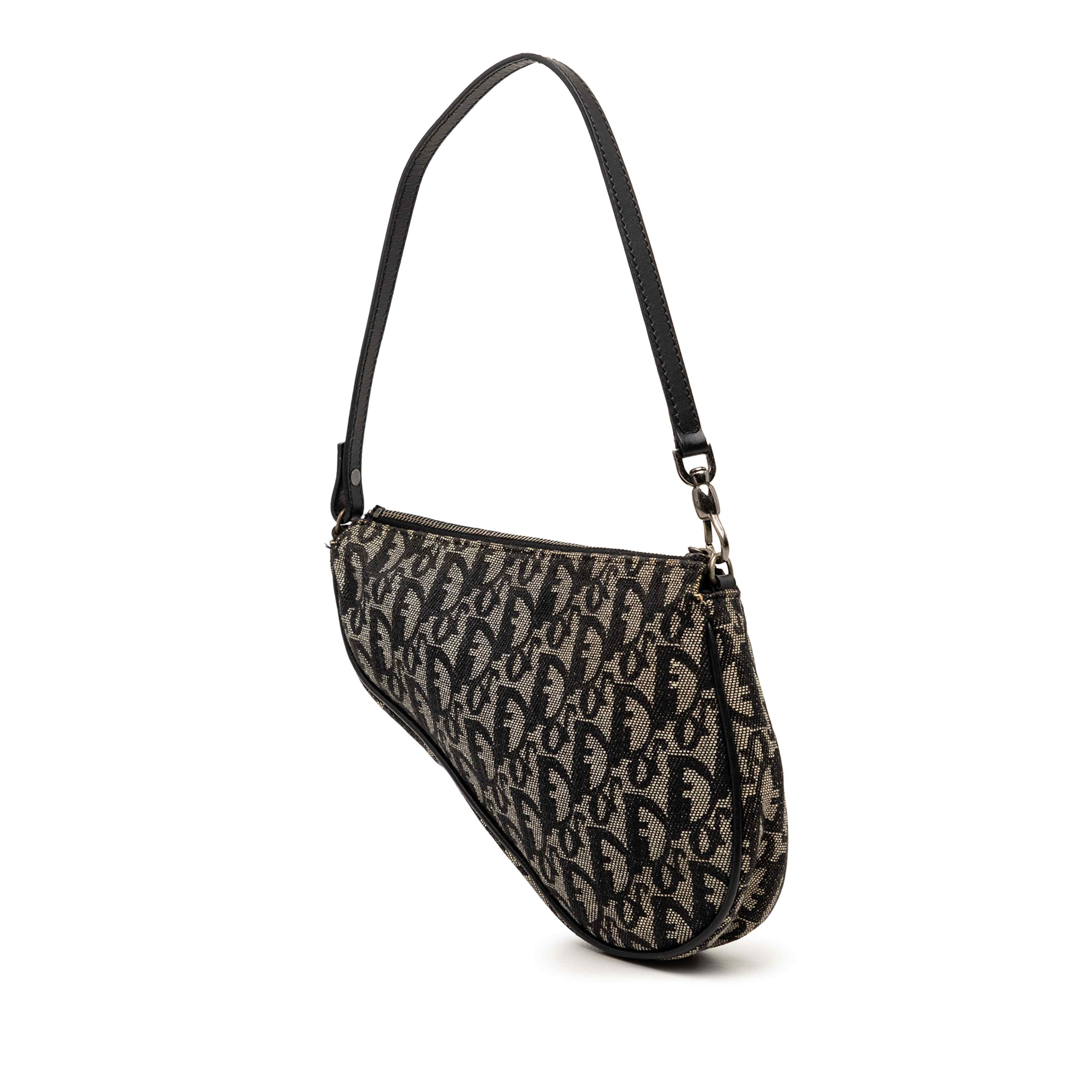 Dior Mini Diorissimo Canvas Saddle Pochette, från Luxclusif, i färgen black. Klicka för att öppna bilden i stort format