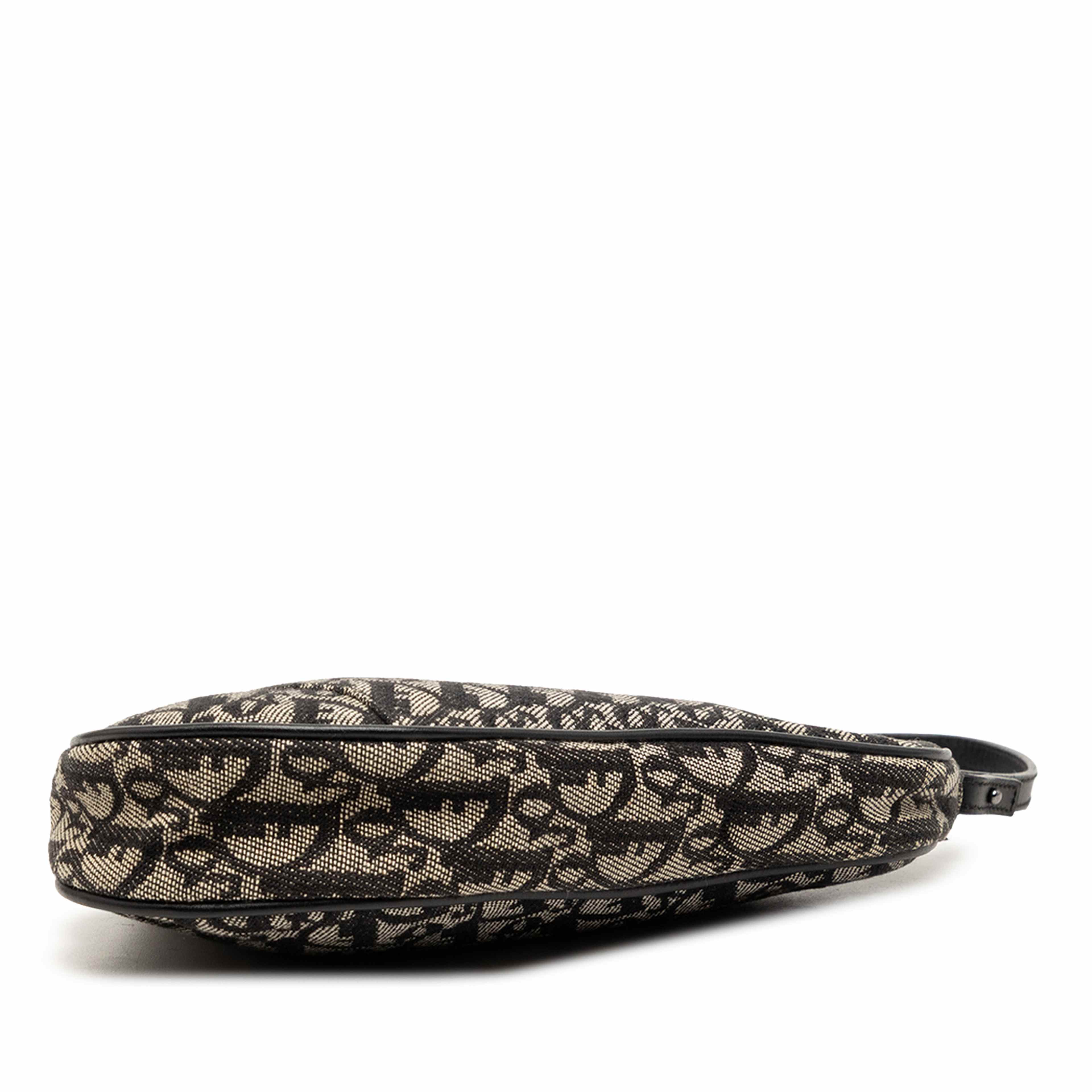 Dior Mini Diorissimo Canvas Saddle Pochette, från Luxclusif, i färgen svart. Klicka för att öppna bilden i stort format