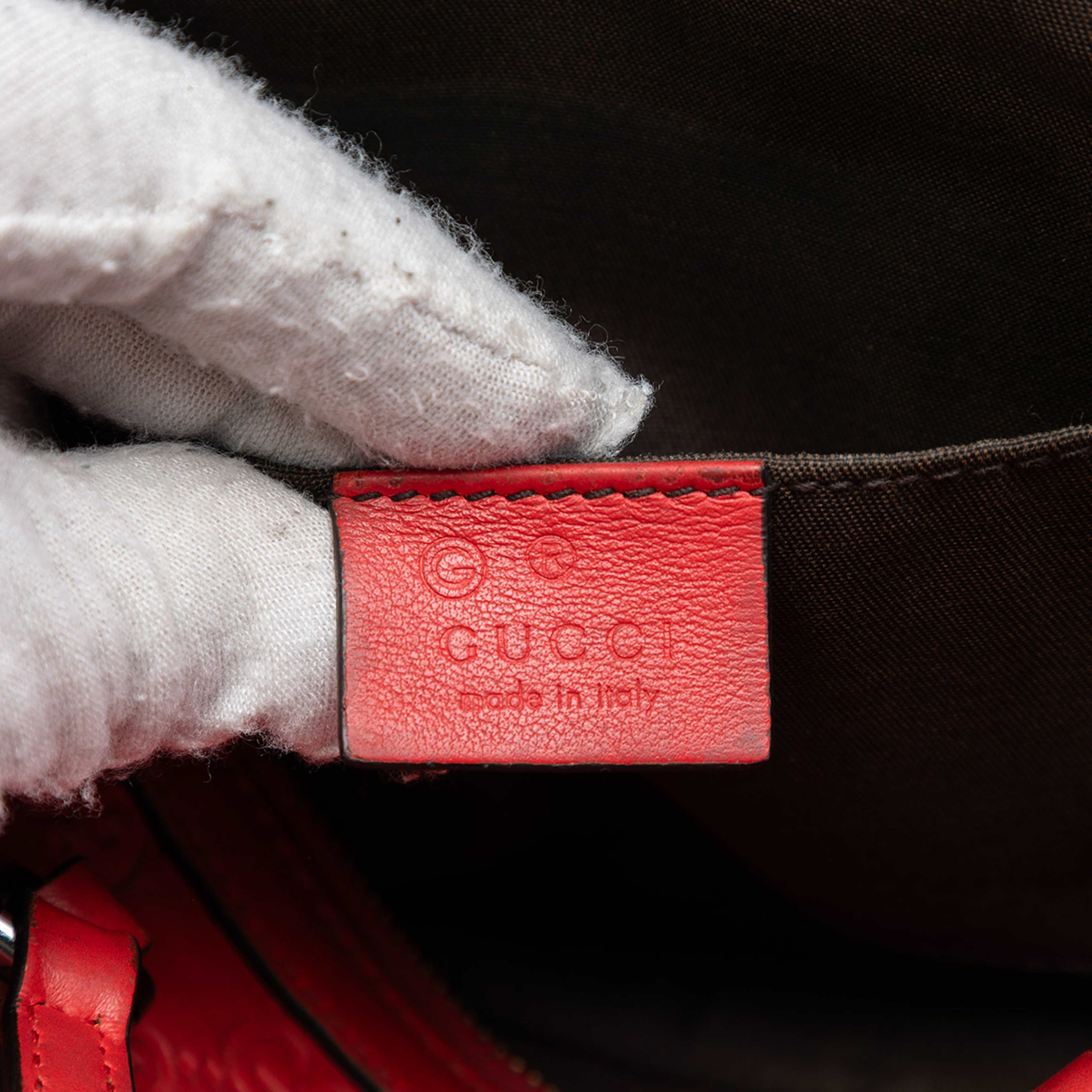 Gucci Mini Guccissima Dome Satchel, från Luxclusif, i färgen red. Klicka för att öppna bilden i stort format