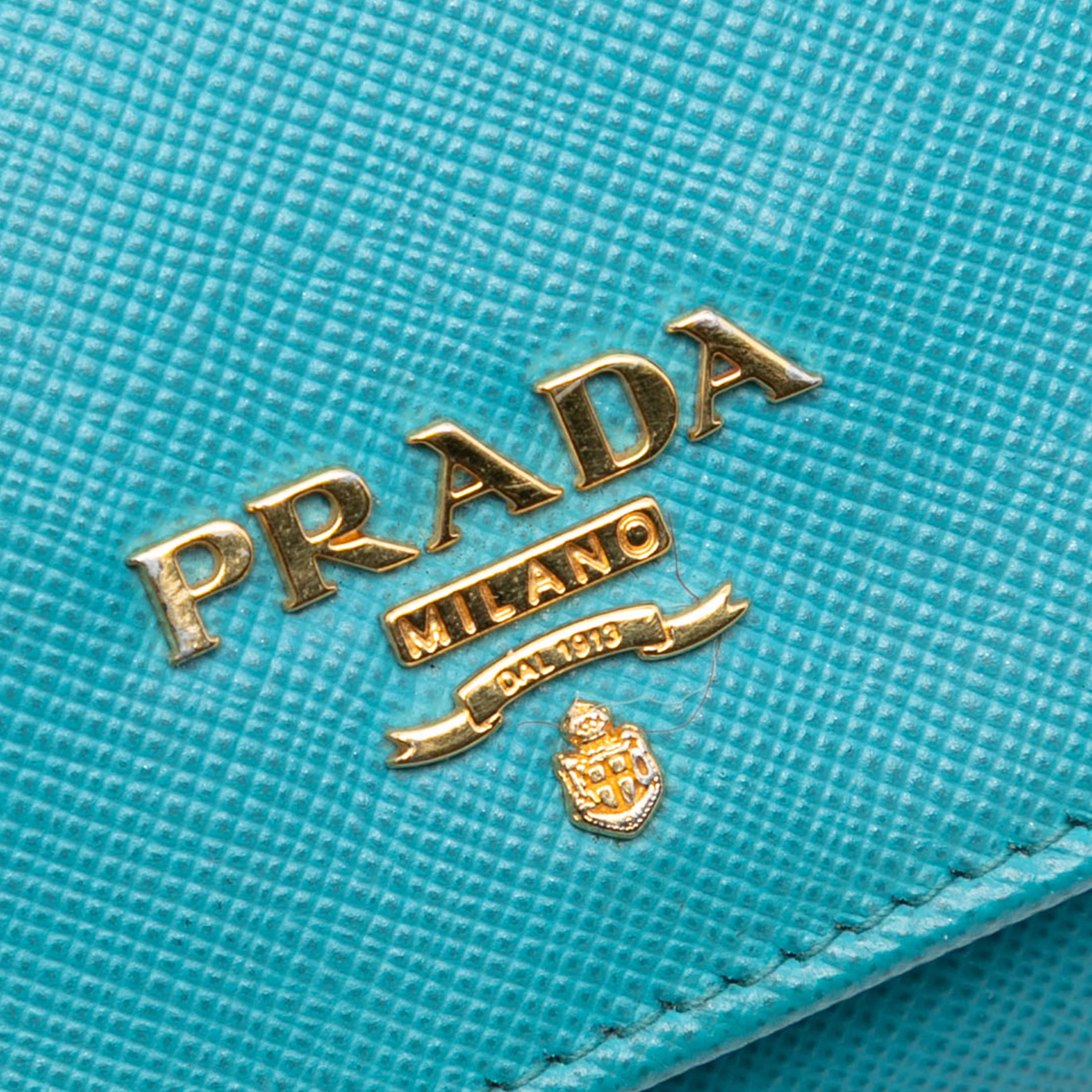 Prada Saffiano Wallet On Chain, från Luxclusif, i färgen turquoise. Klicka för att öppna bilden i stort format