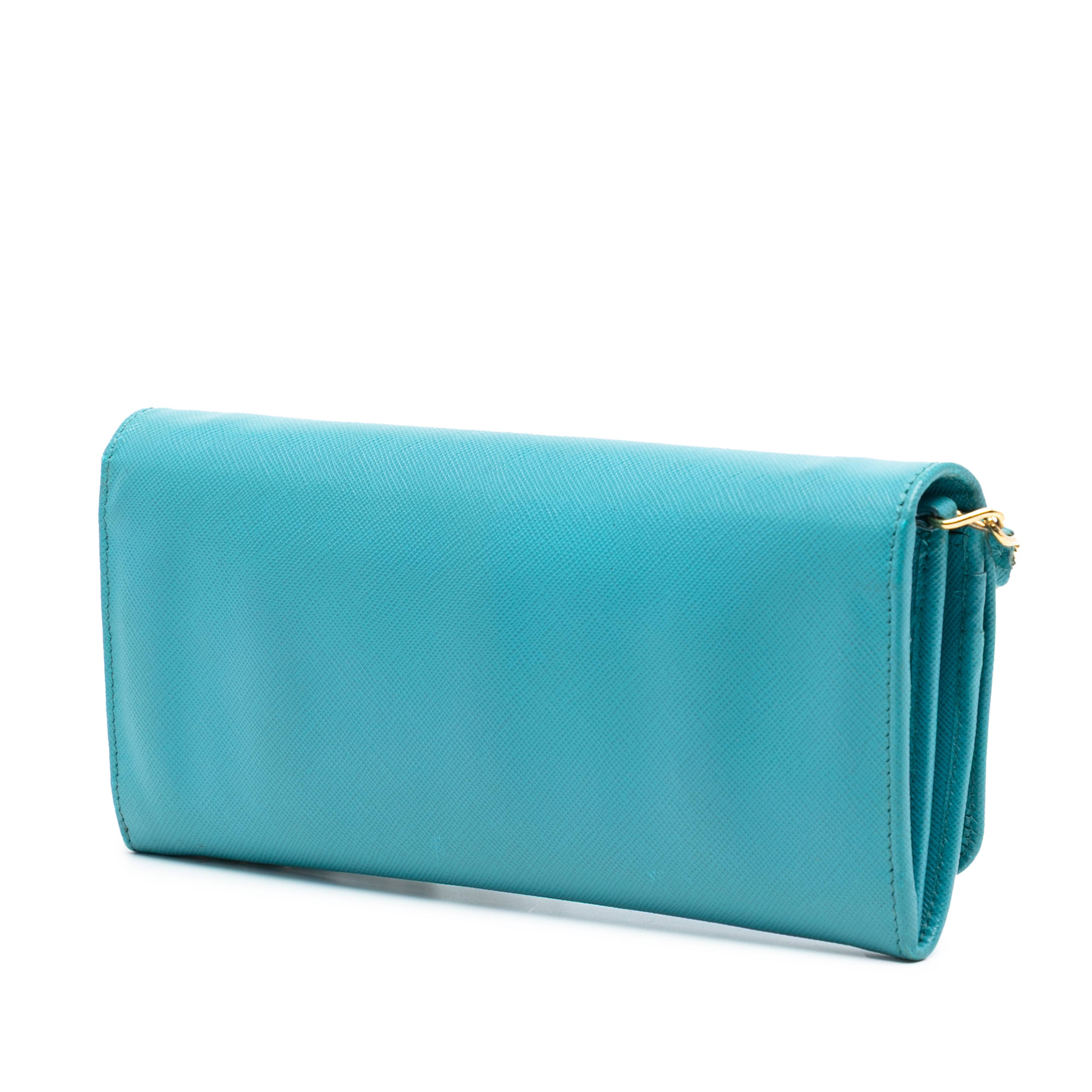 Prada Saffiano Wallet On Chain, från Luxclusif, i färgen turquoise. Klicka för att öppna bilden i stort format